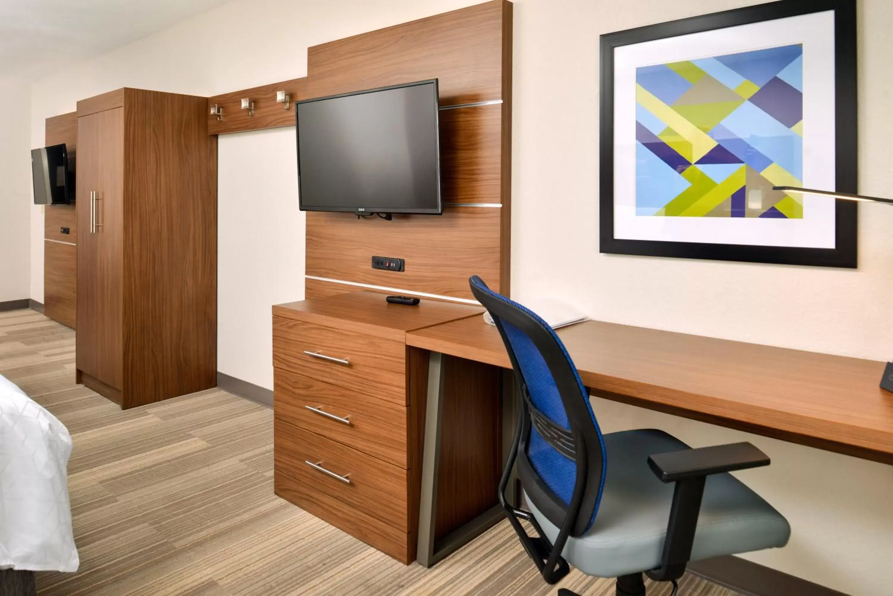 Bedroom, TV/Entertainment Center in Holiday Inn Express Hotel & Suites North Kansas City, an IHG Hotel