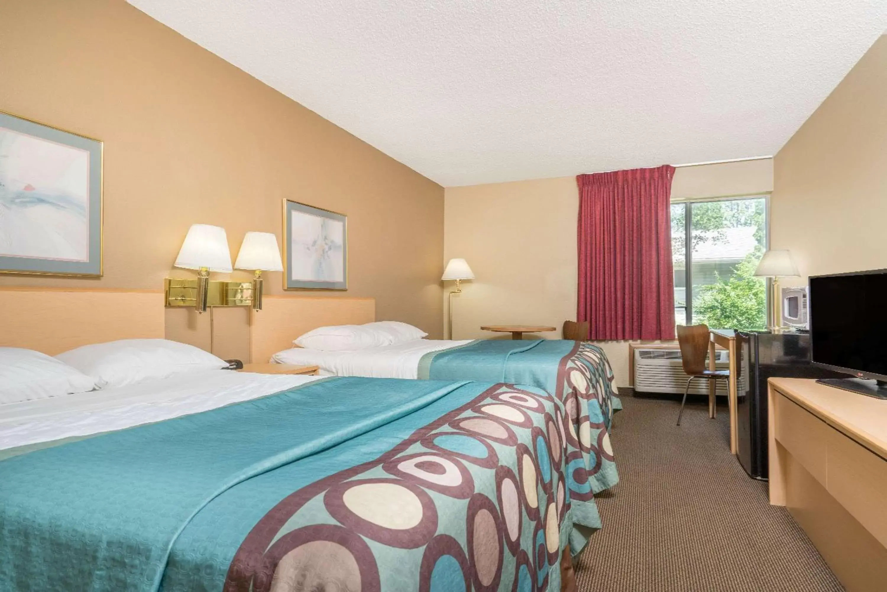 Photo of the whole room, Bed in Super 8 by Wyndham Menomonie WI