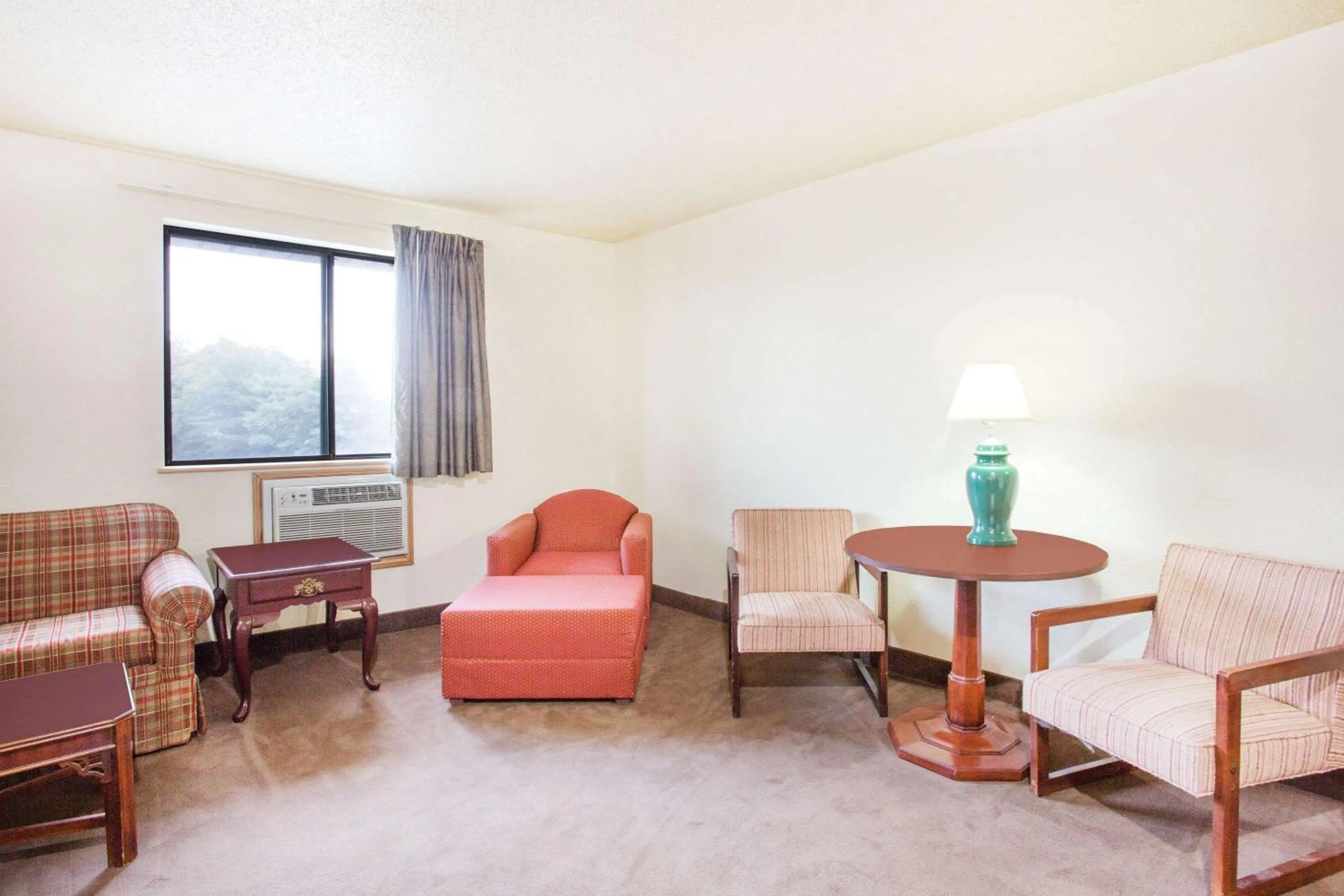 Living room in Super 8 by Wyndham Lexington VA