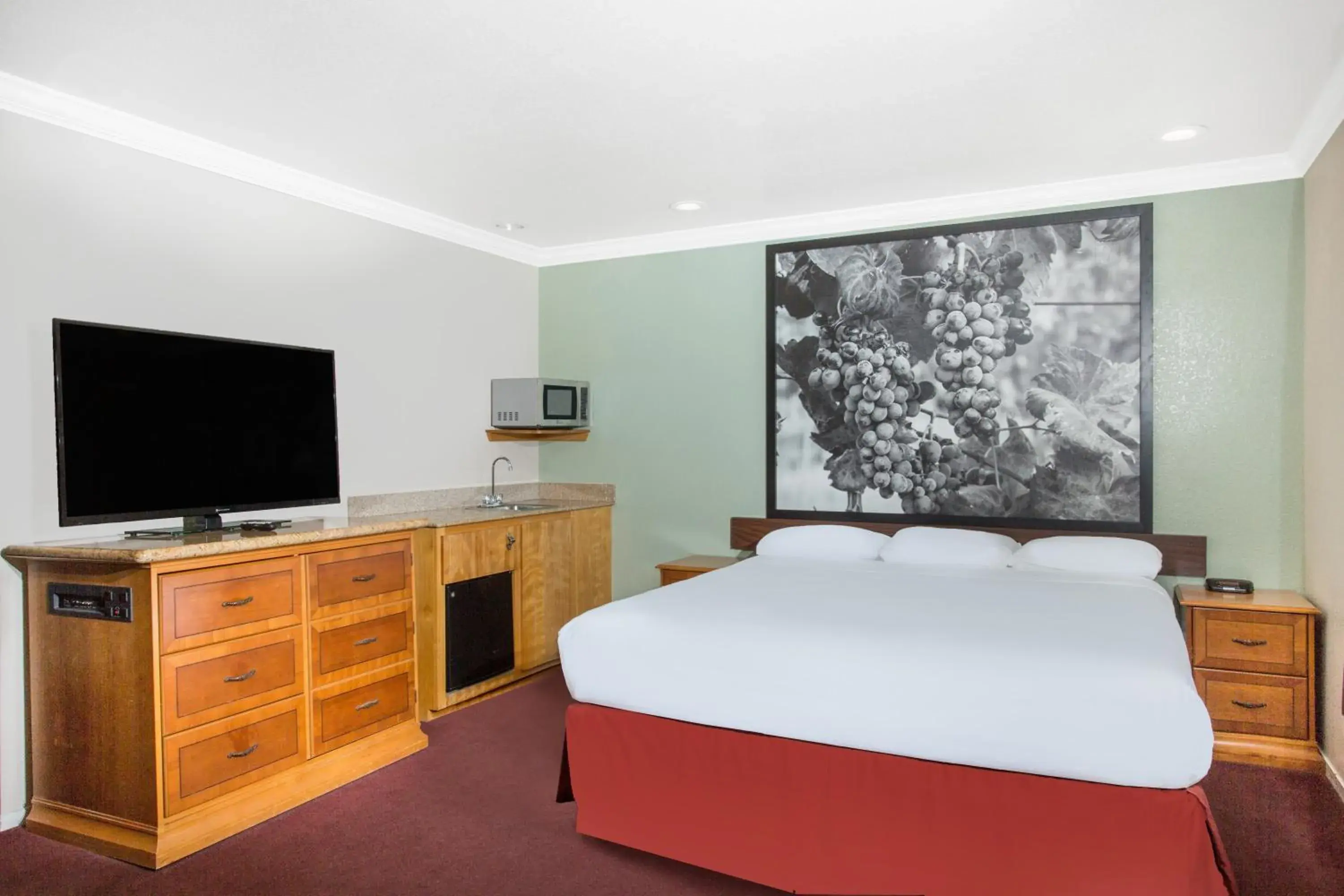 Bedroom, Bed in Super 8 by Wyndham Upper Lake