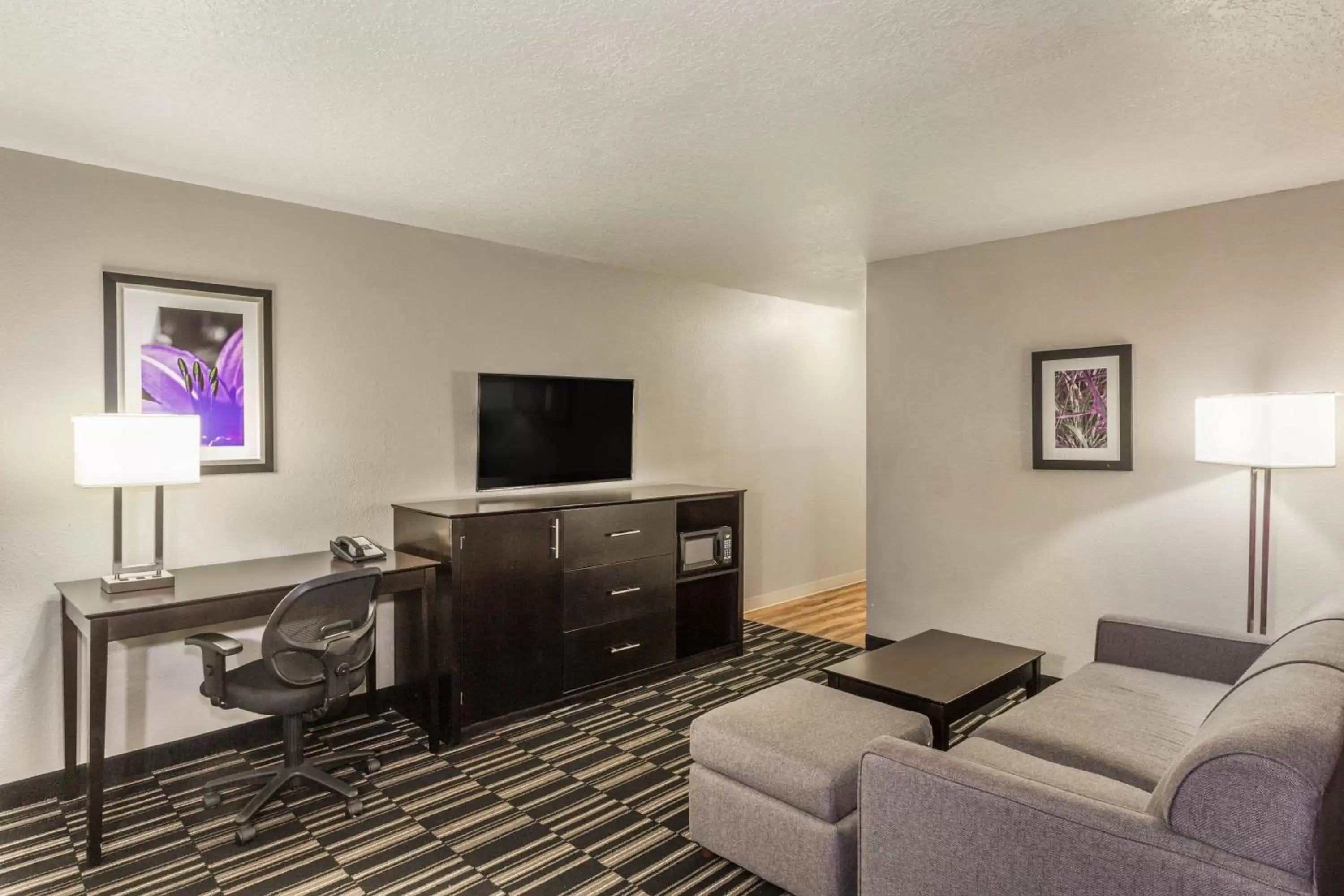 Photo of the whole room, TV/Entertainment Center in La Quinta by Wyndham Orlando Universal area