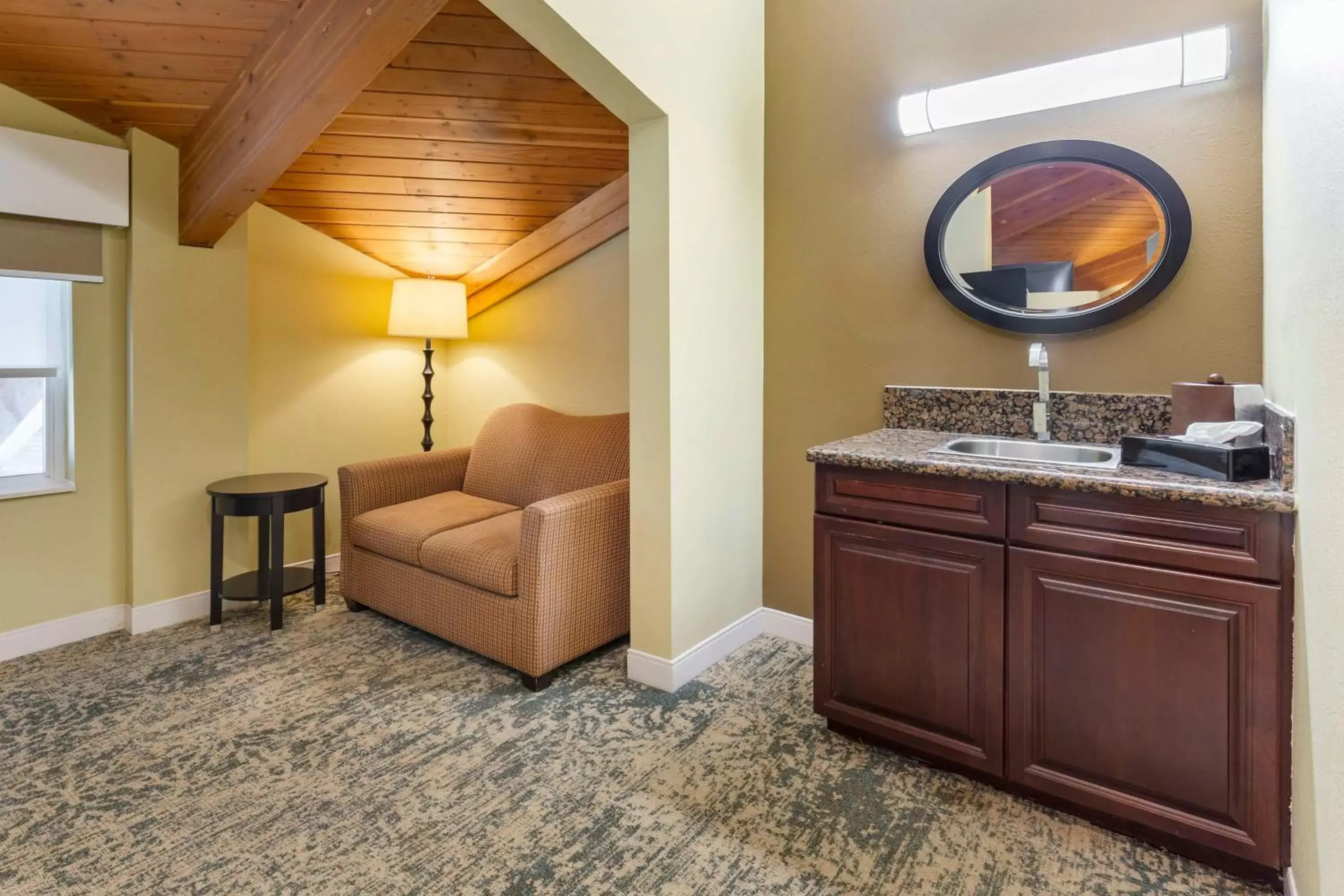 Bedroom, Seating Area in Best Western Plus Wilmington/Carolina Beach