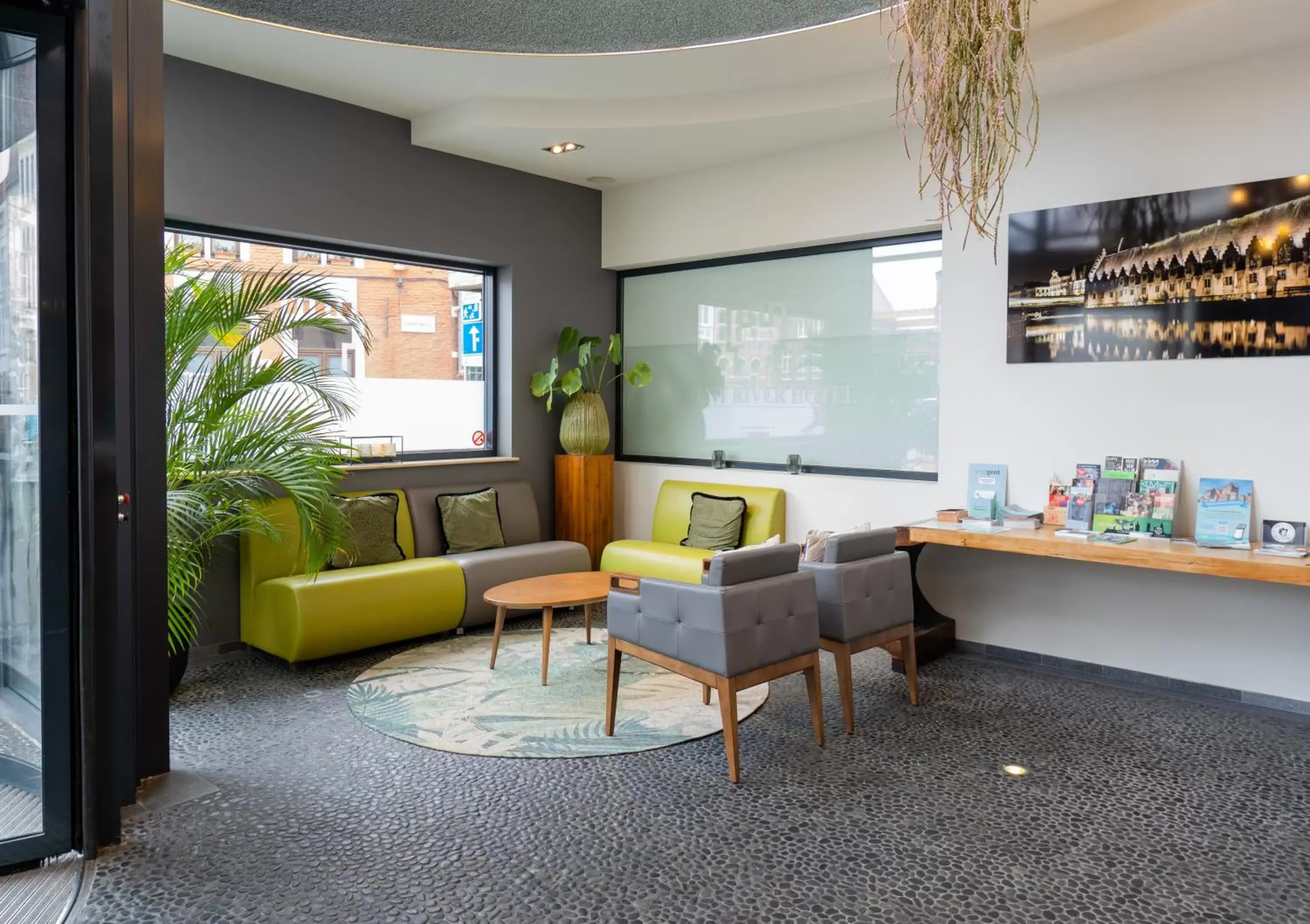 Communal lounge/ TV room, Seating Area in Ghent River Hotel