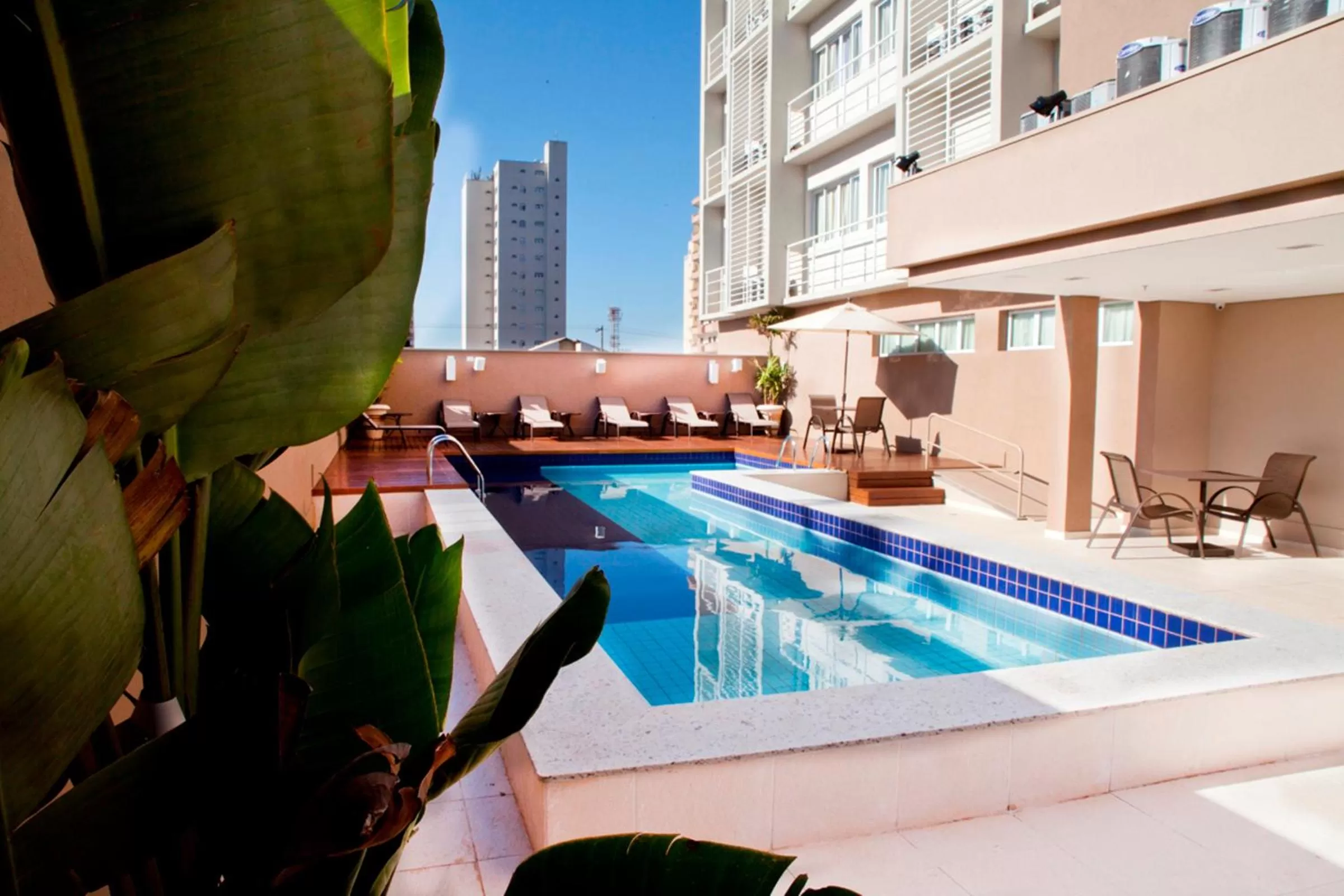 Swimming pool in Comfort Hotel Sertãozinho