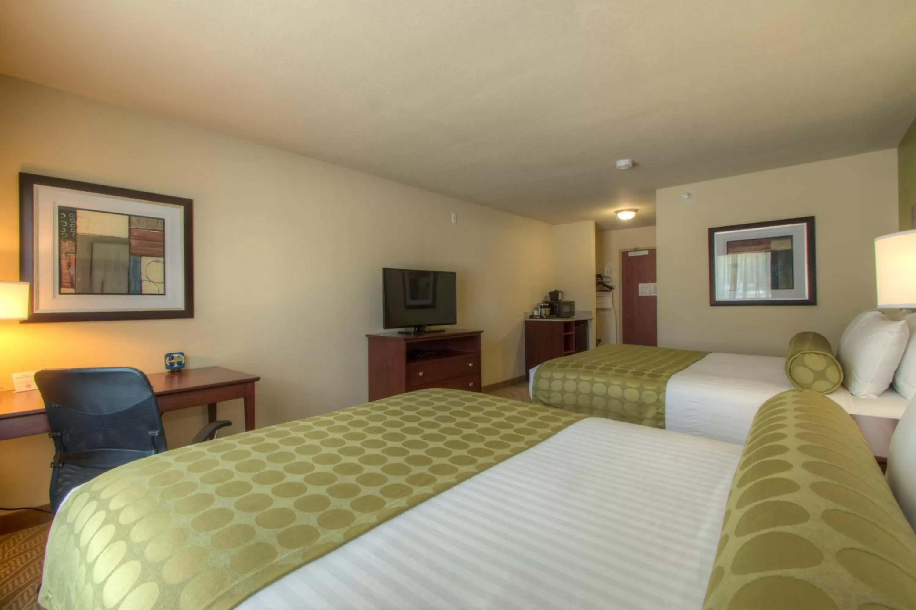 Bed in Cobblestone Inn & Suites - Holyoke