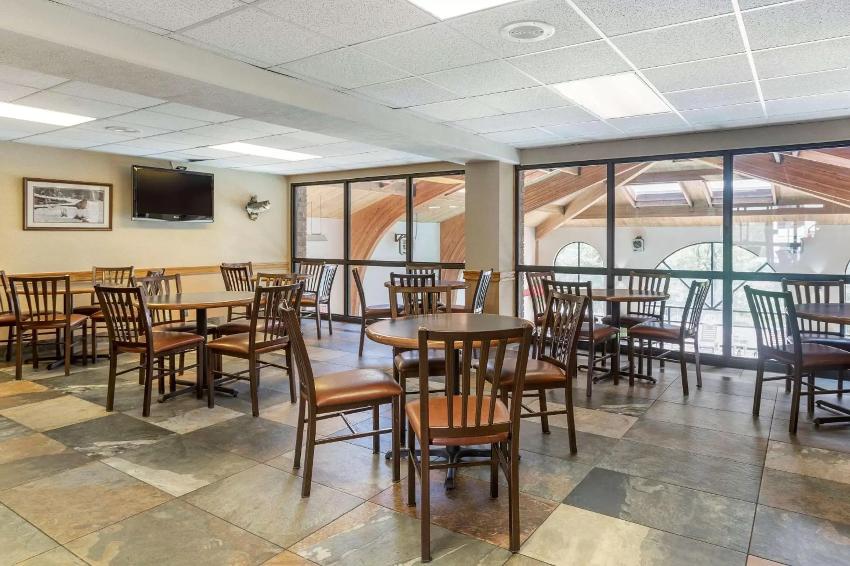 Restaurant/Places to Eat in Comfort Inn at Thousand Hills