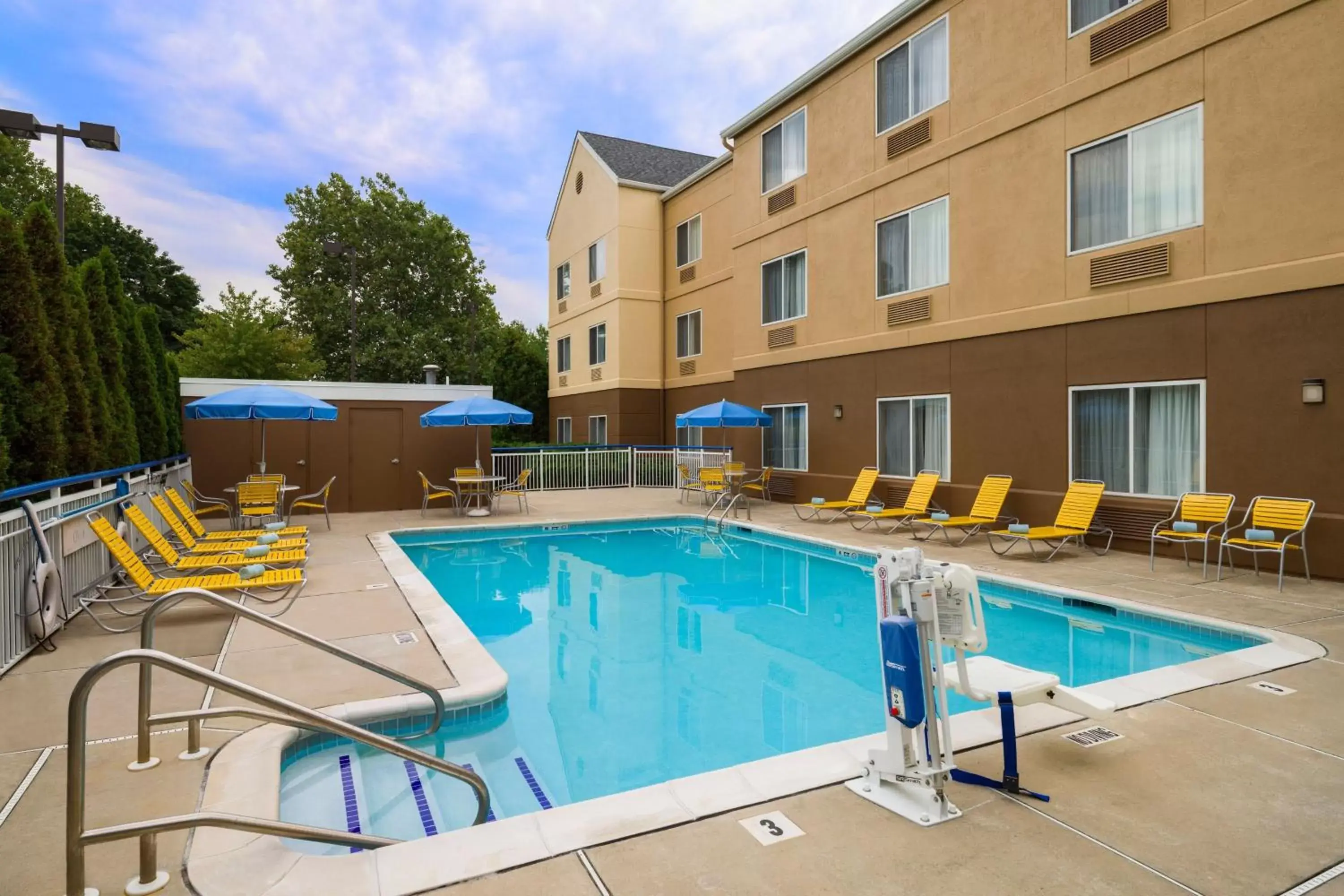 Swimming Pool in Fairfield Inn & Suites by Marriott Allentown Bethlehem/Lehigh Valley Airport