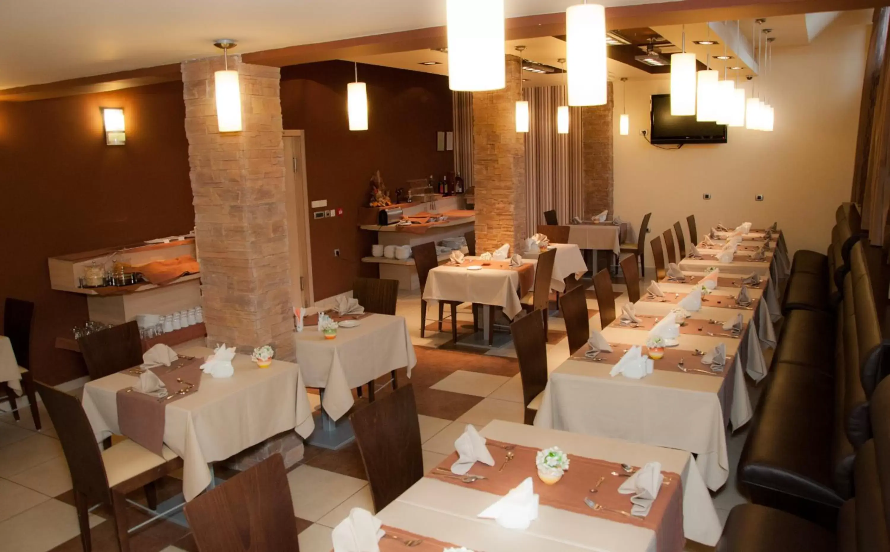 Restaurant/Places to Eat in Garni Hotel Vigor - EV station