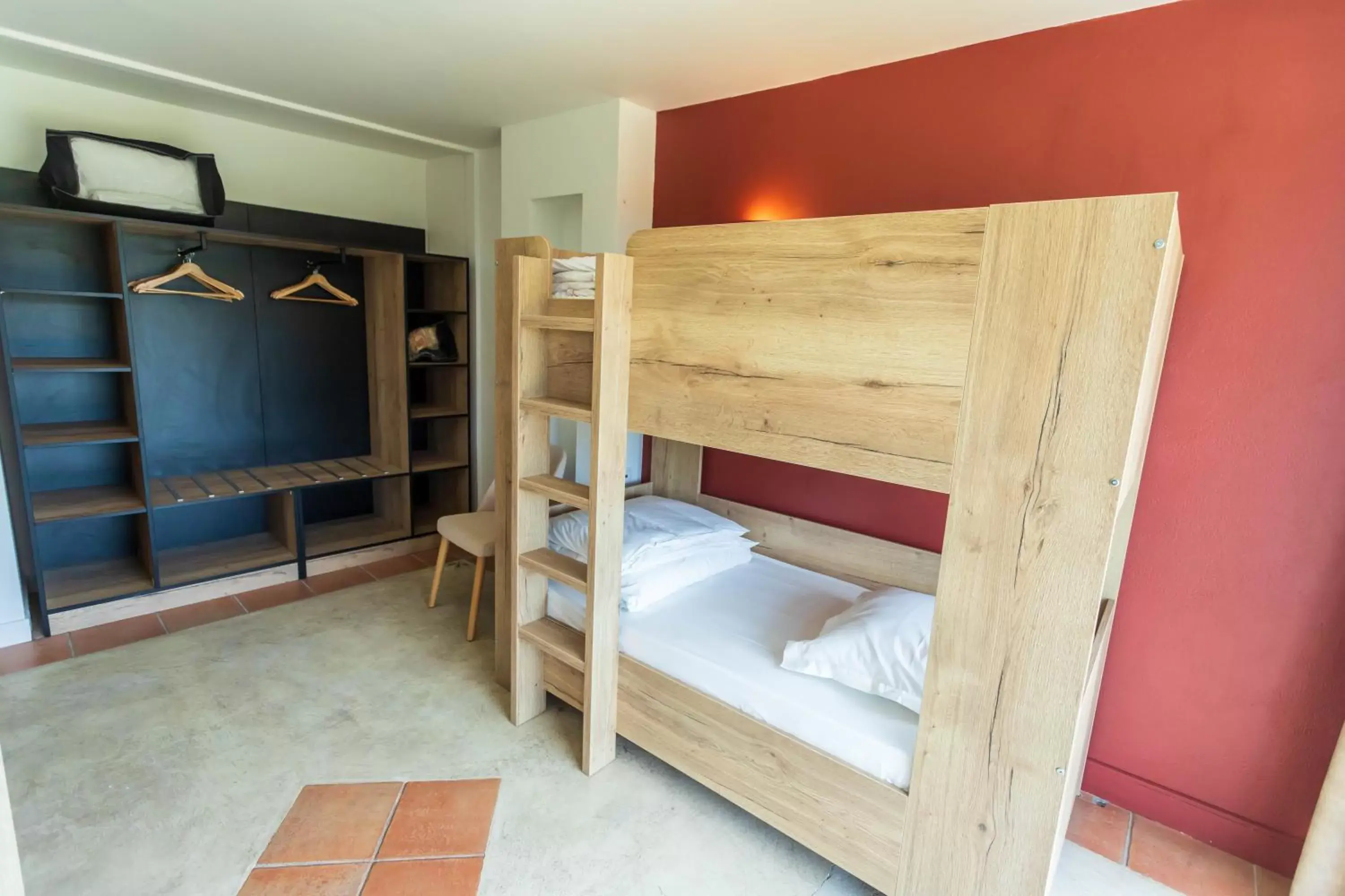 Photo of the whole room, Bunk Bed in HOTEL restaurant CÔTE GARONNE le BALCON DES DAMES - Tonneins Marmande Agen - chambres climatisées