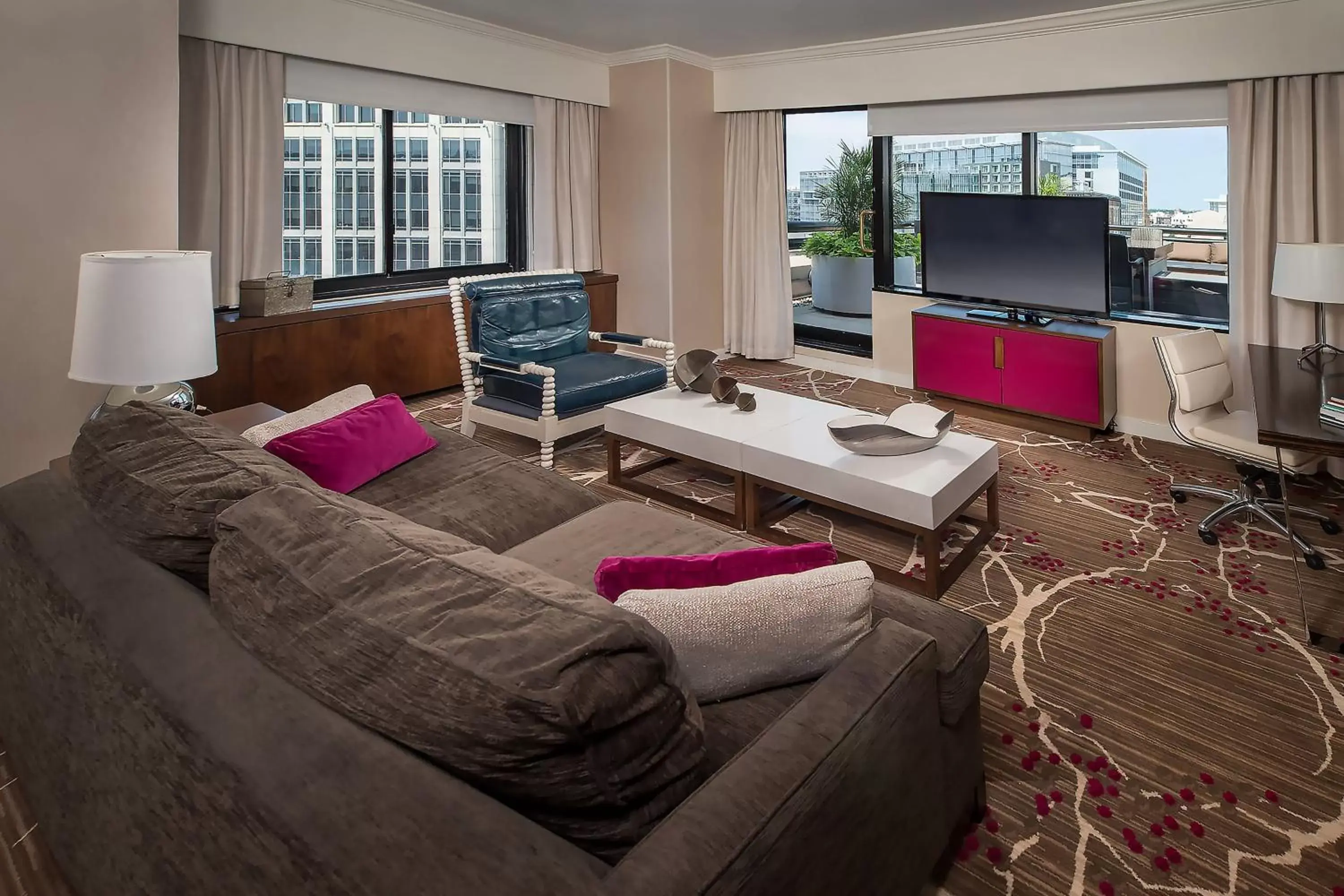 Living room, Seating Area in Renaissance Washington DC Downtown Hotel