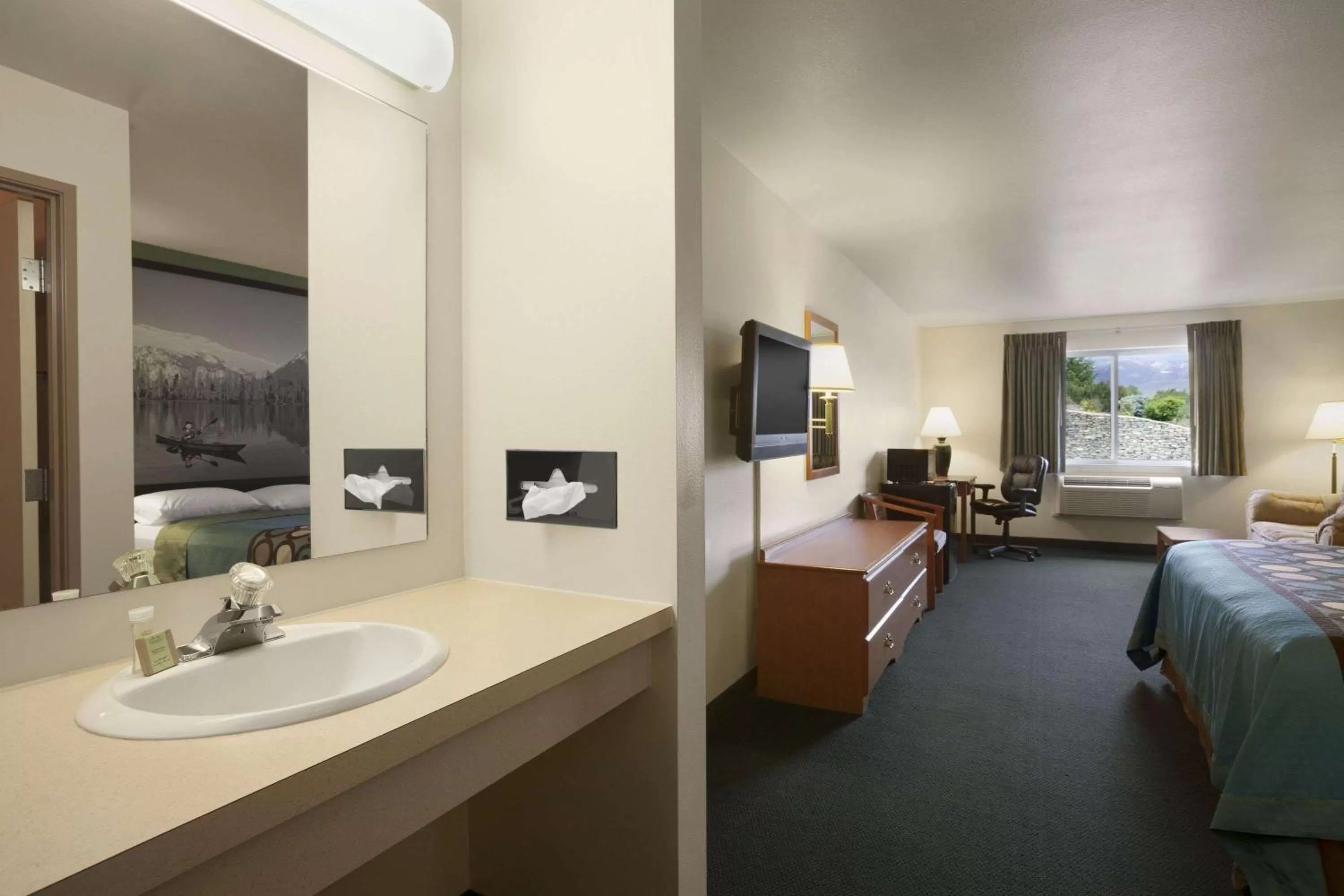 On site, Bed in Super 8 by Wyndham Salmon