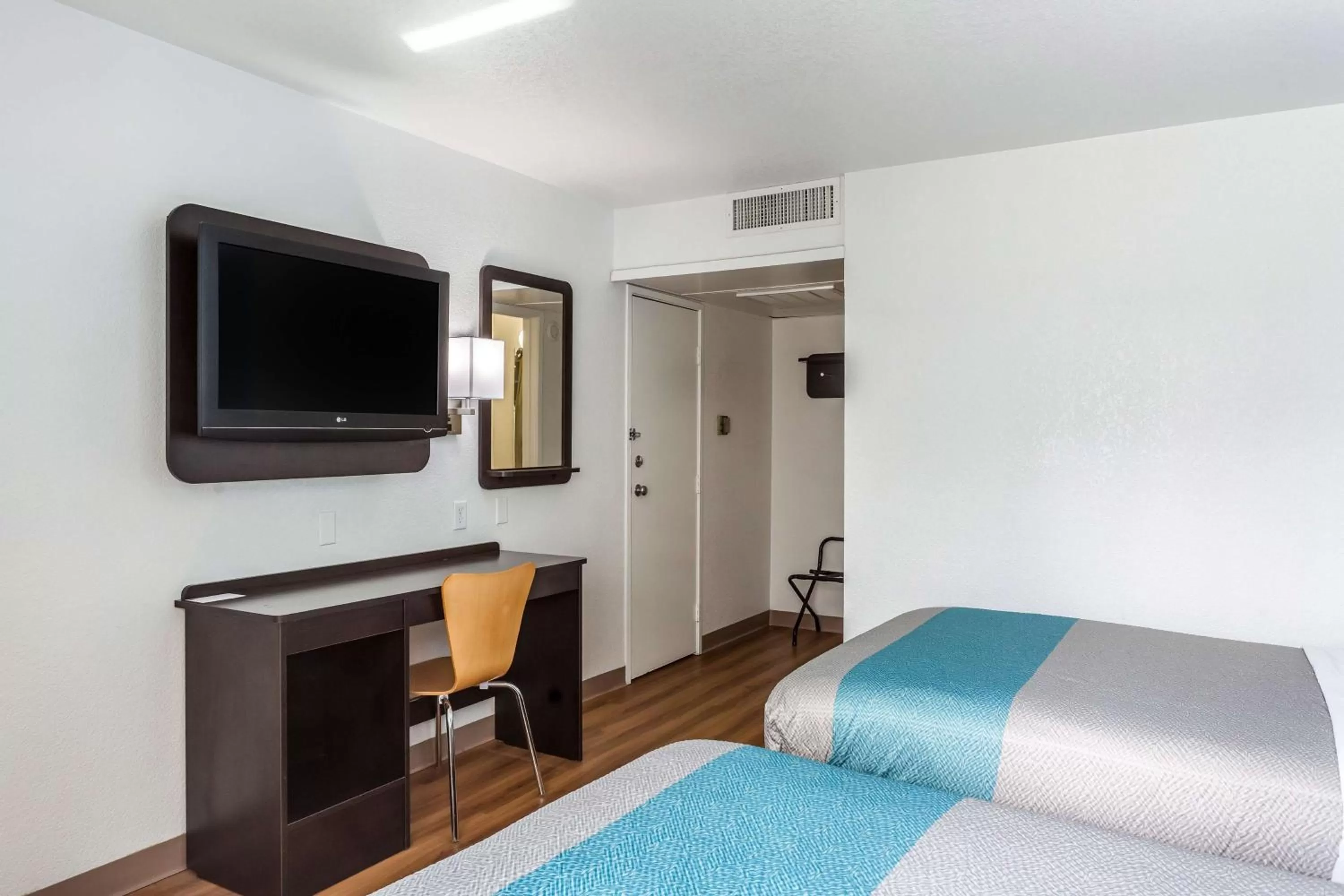 Quadruple Room - Smoking in Motel 6-Blythe, CA