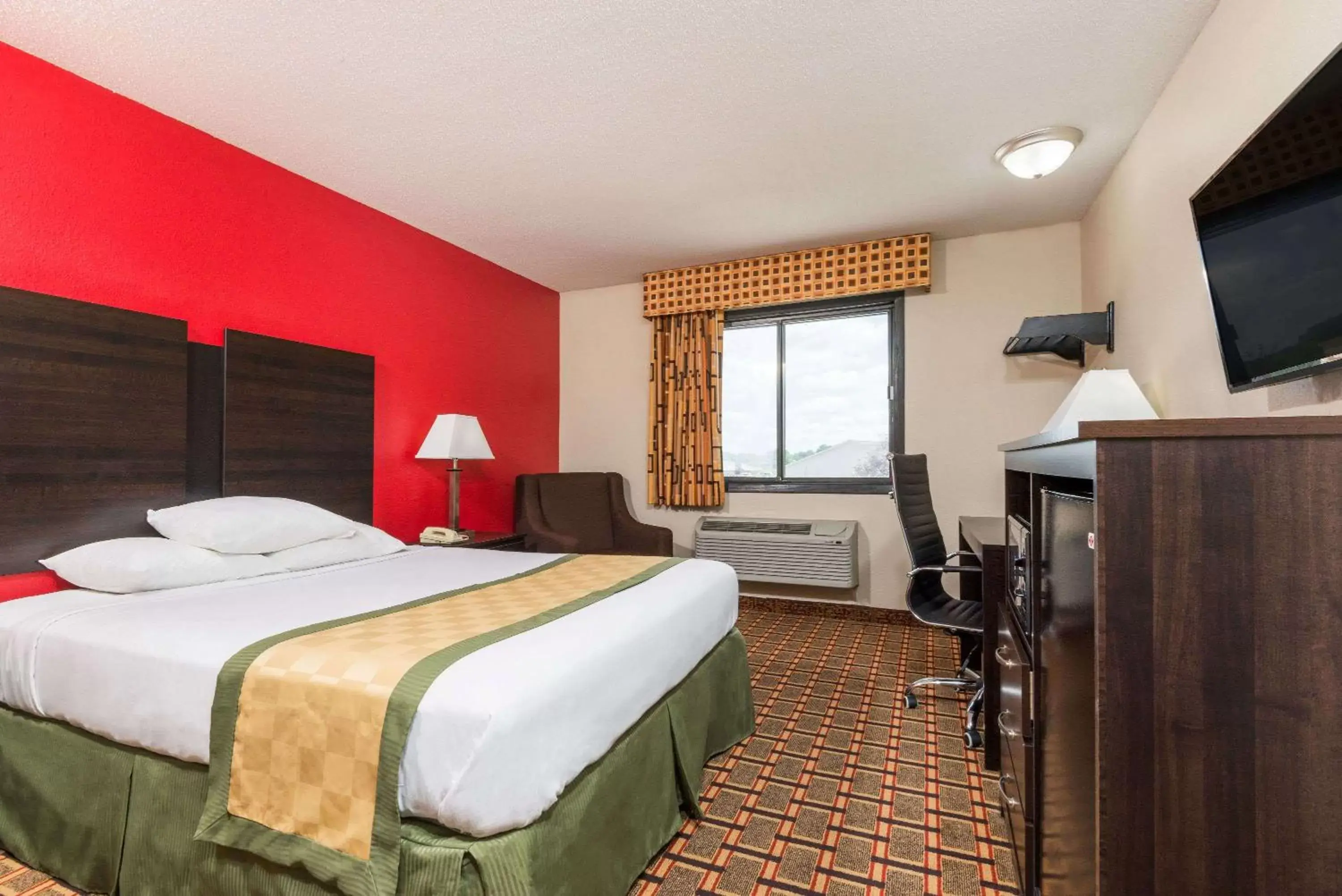 Photo of the whole room in Days Inn by Wyndham Muncie -Ball State University