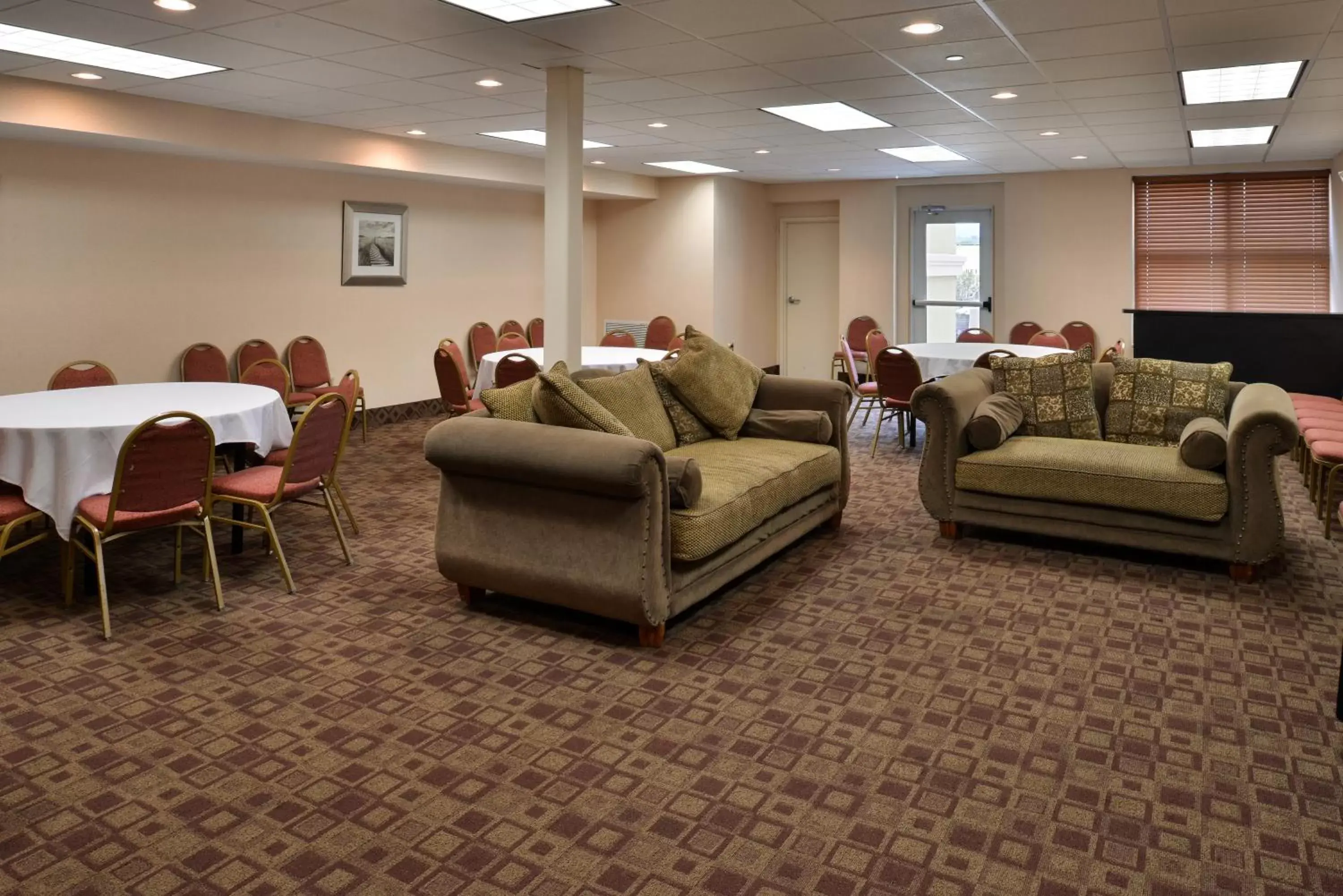 Meeting/conference room in Holiday Inn Martinsburg, an IHG Hotel