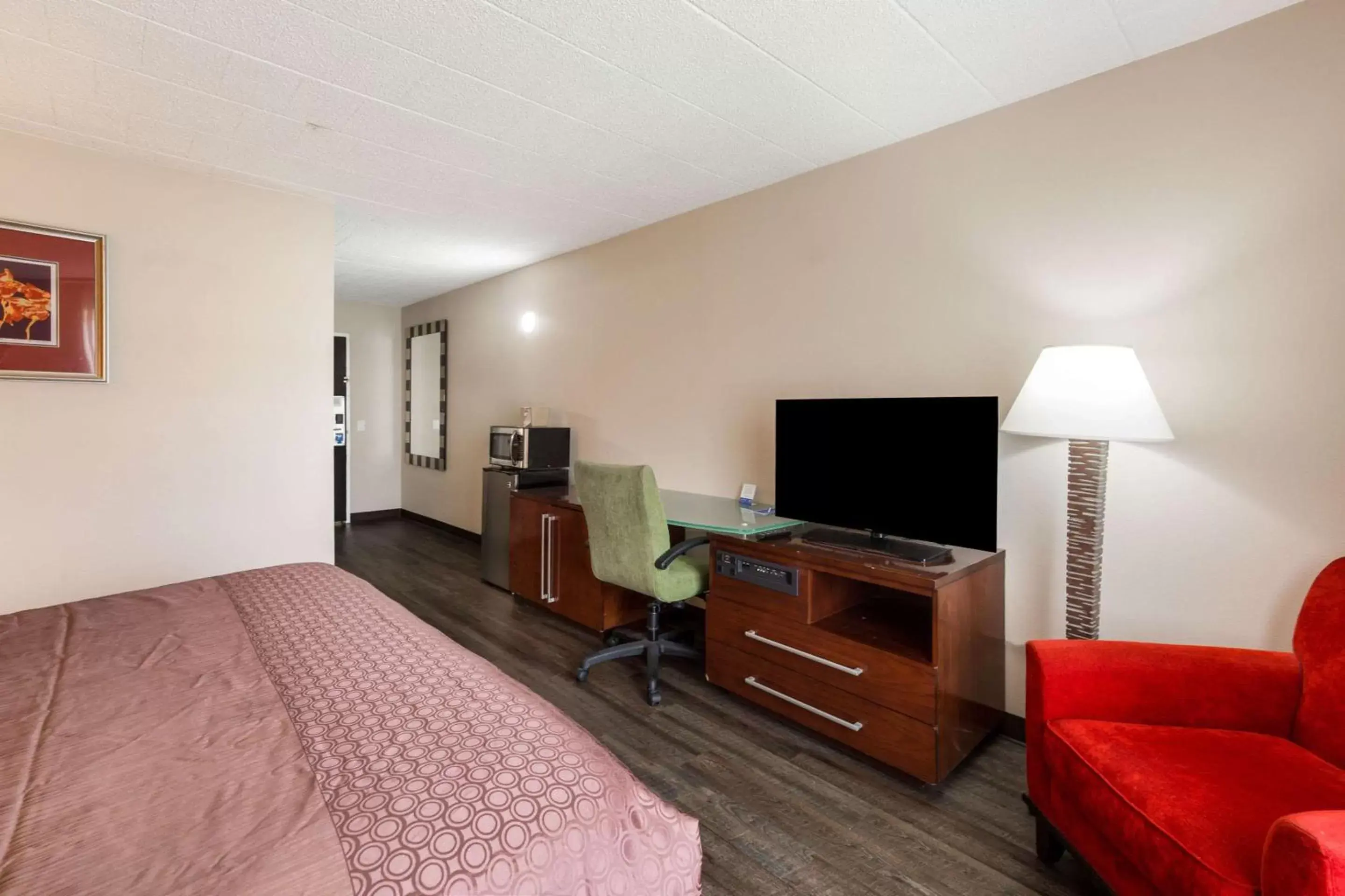 Photo of the whole room, TV/Entertainment Center in Rodeway Inn & Suites Stroudsburg - Poconos