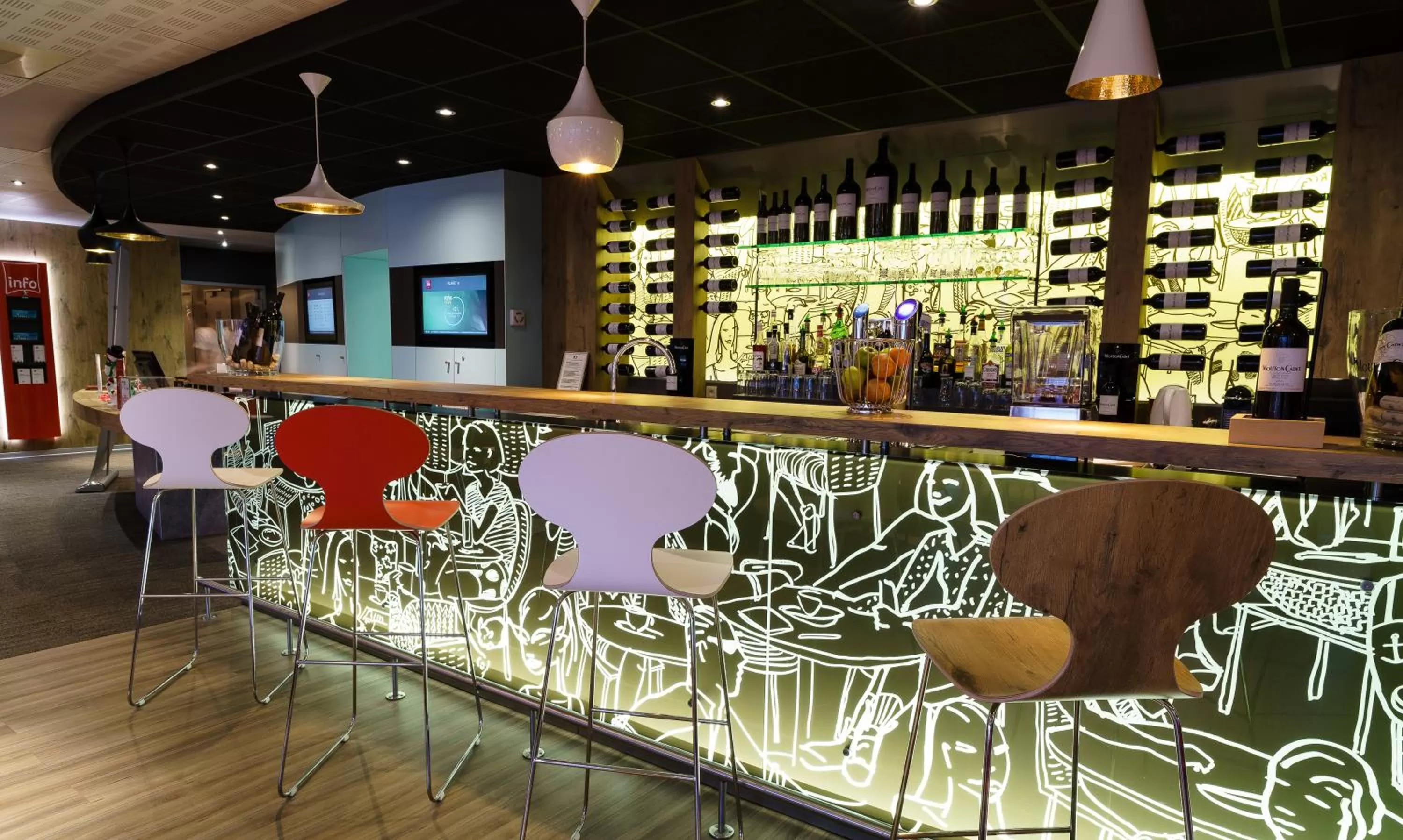 Lounge or bar in ibis Honfleur