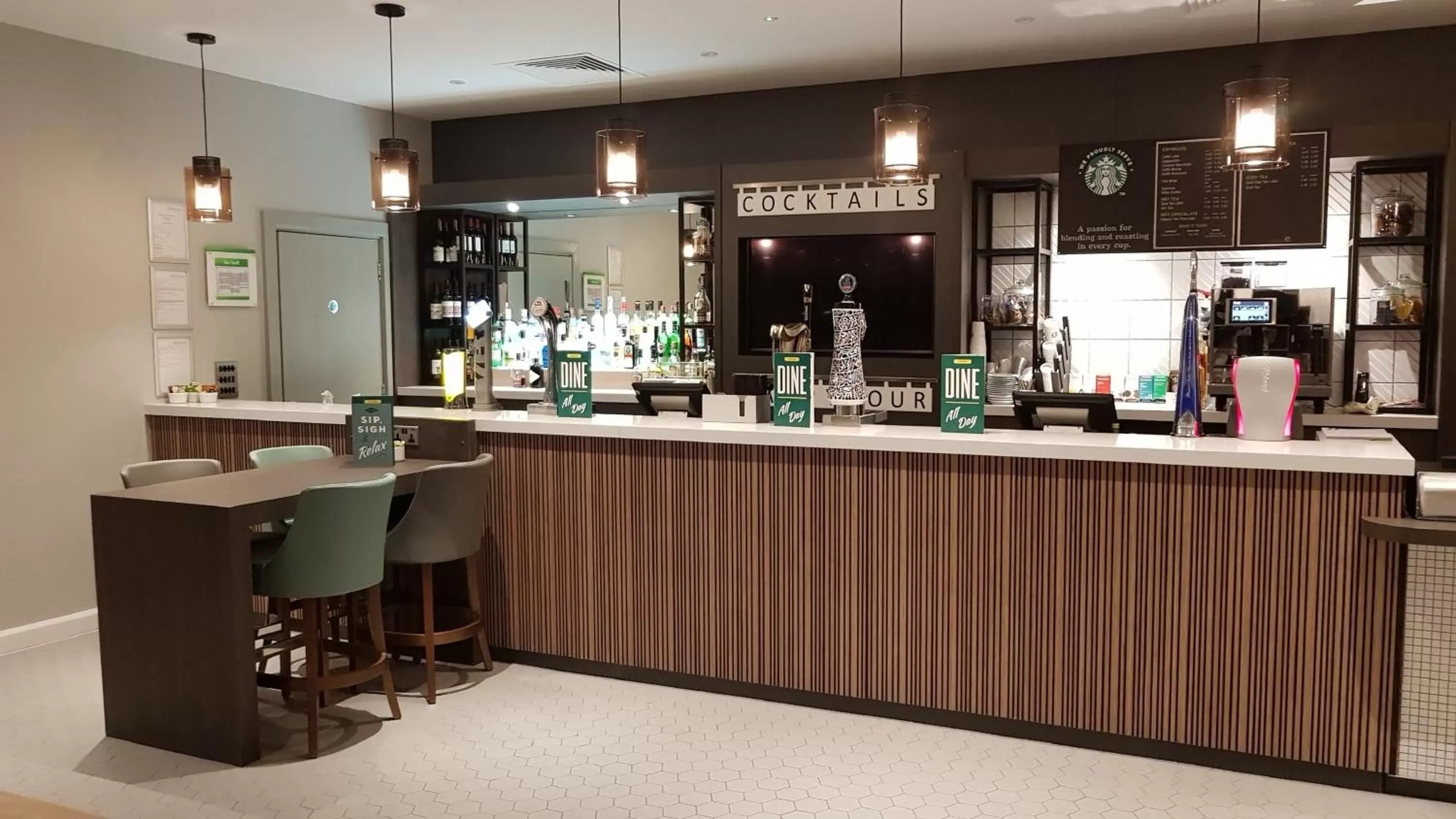 Lounge or bar in Holiday Inn South Normanton M1, Jct.28, an IHG Hotel