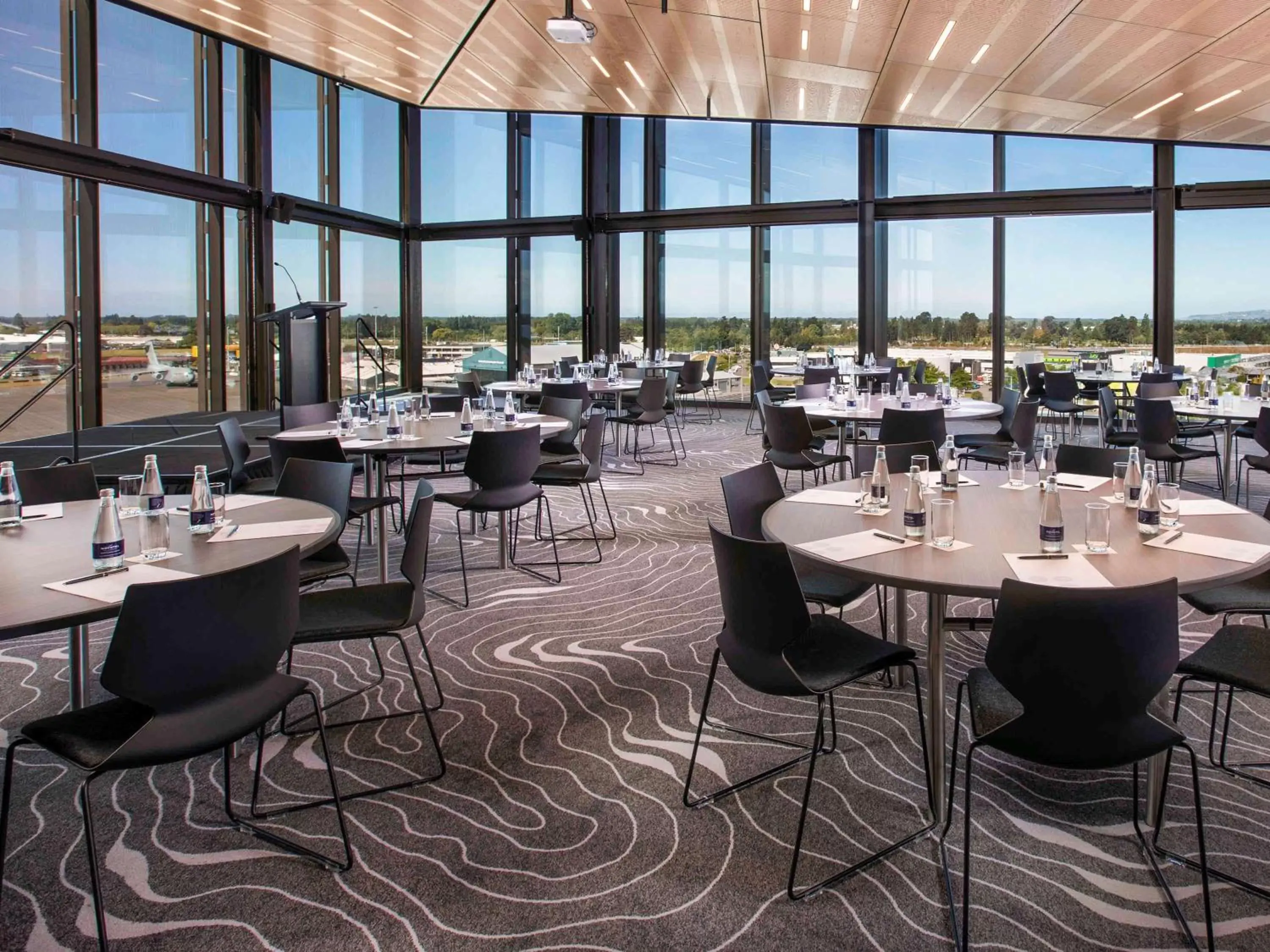 On site, Restaurant/Places to Eat in Novotel Christchurch Airport