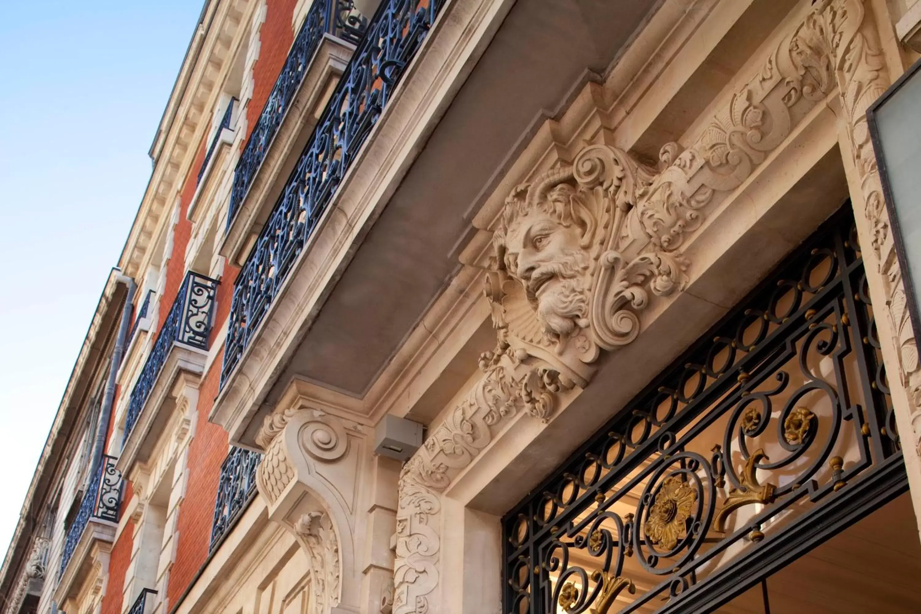 Facade/entrance, Balcony/Terrace in Hôtel Oceania Le Métropole