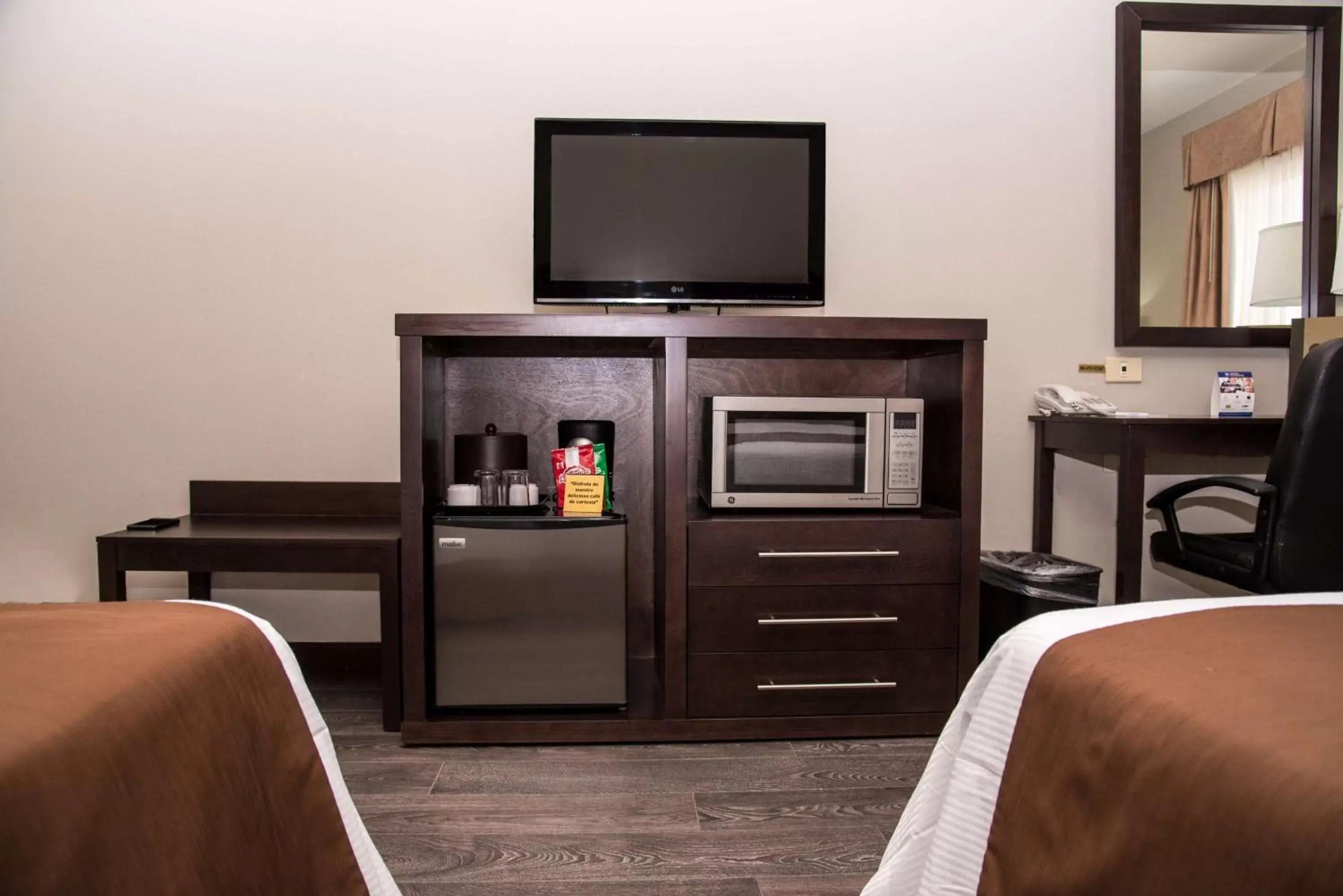 Photo of the whole room, TV/Entertainment Center in Best Western PLUS Monterrey Airport