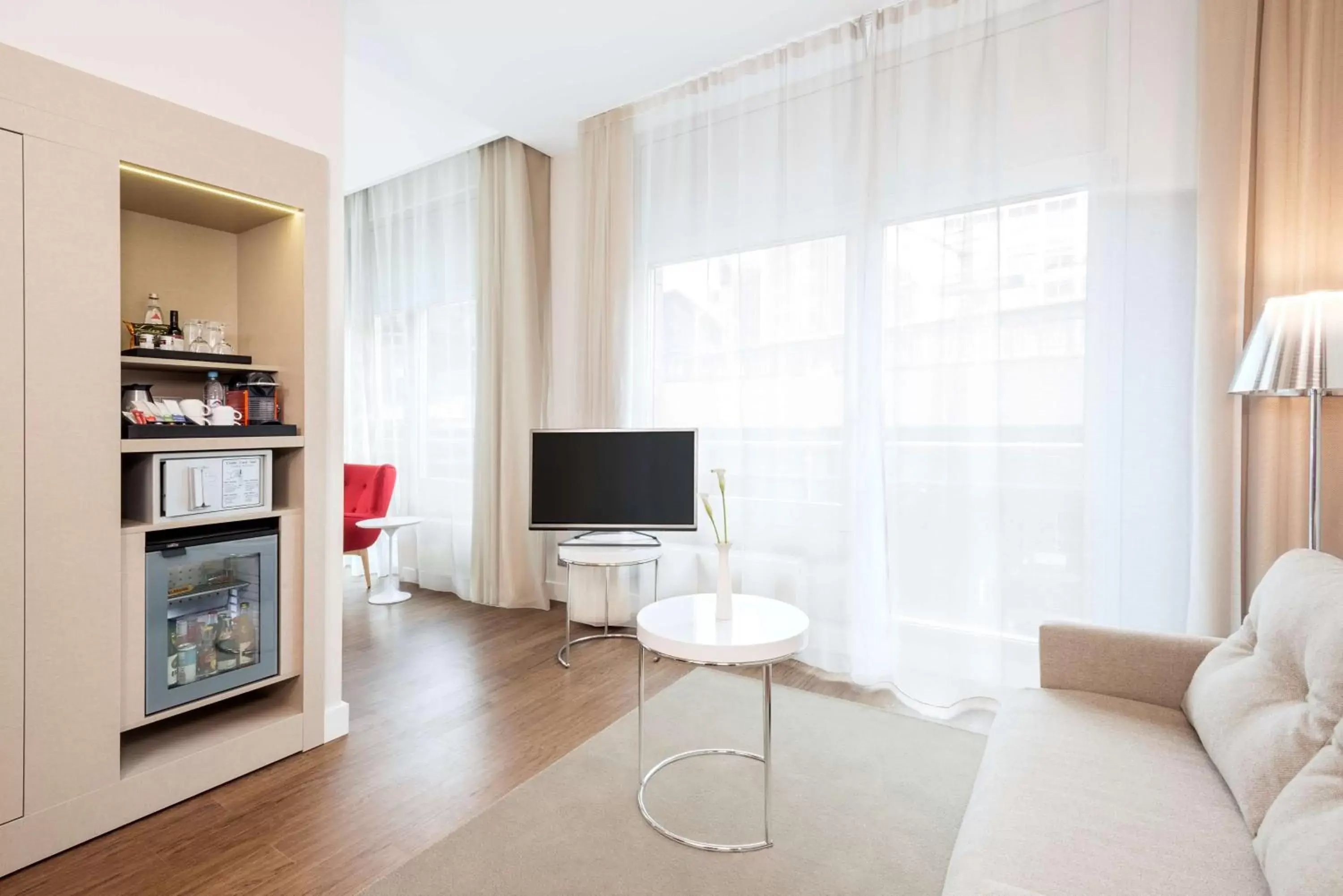 Photo of the whole room, TV/Entertainment Center in NH Collection Berlin Mitte Friedrichstrasse