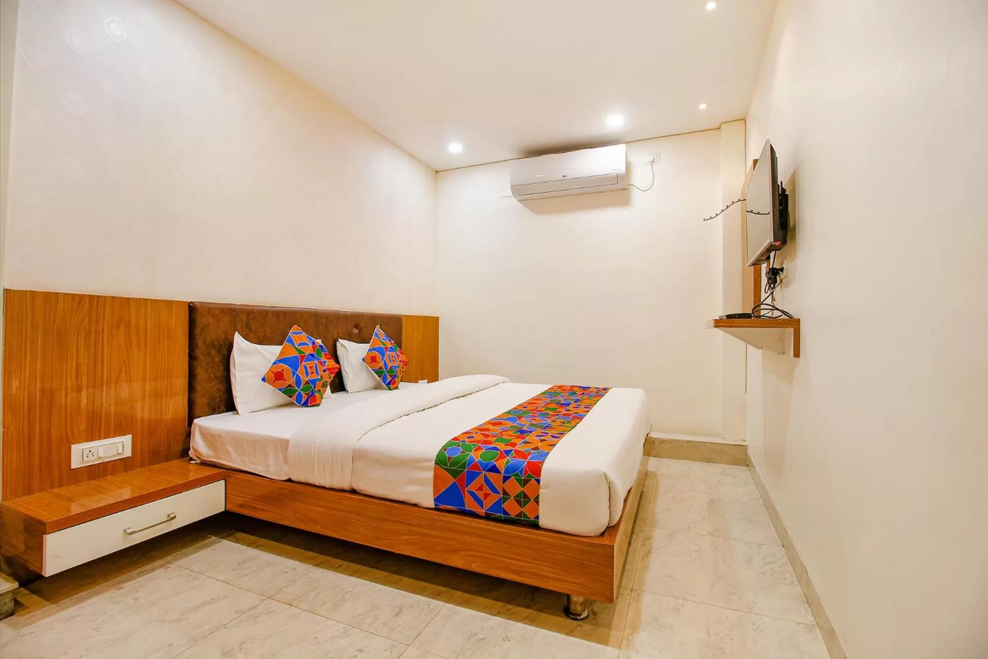 TV and multimedia, Bed in FabHotel Silkroute Palace