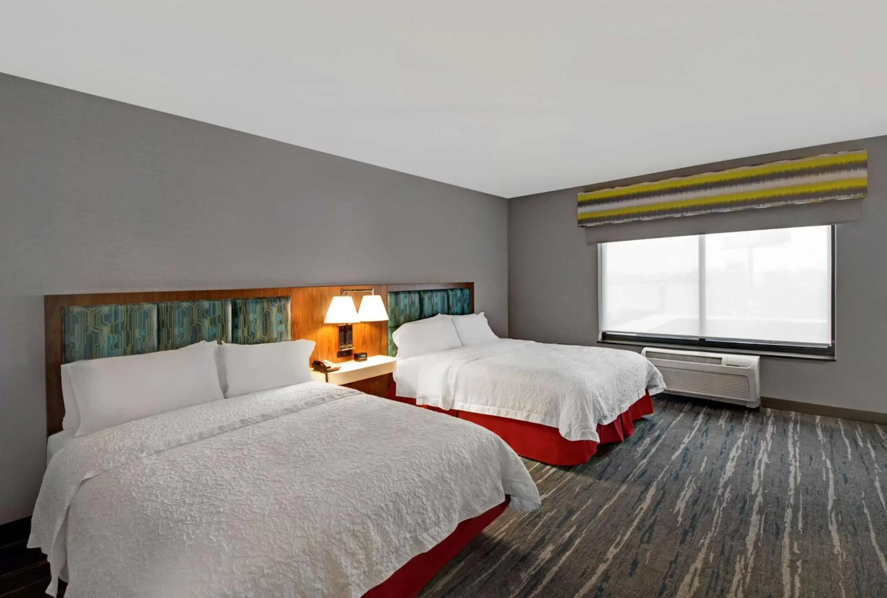 Bed in Hampton Inn & Suites by Hilton Syracuse Dewitt