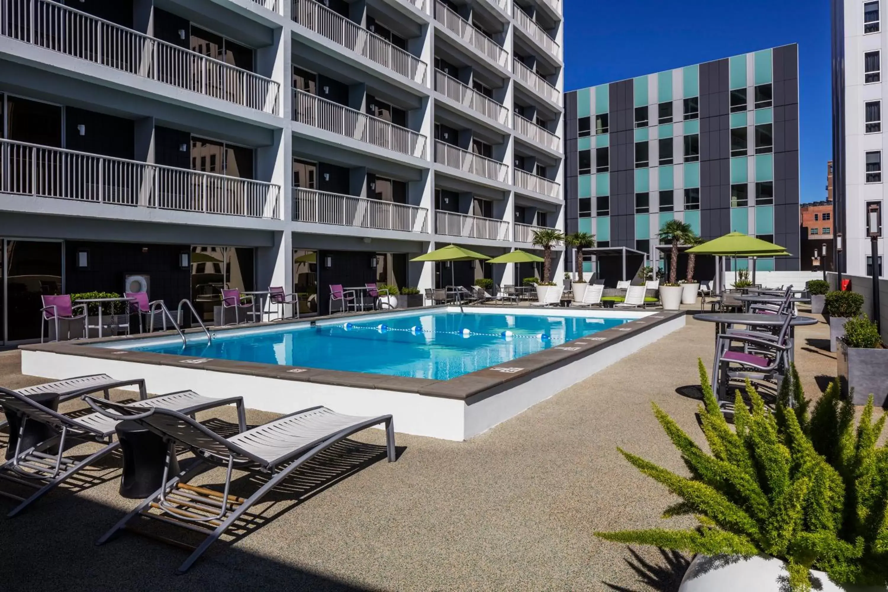 Swimming Pool in Holiday Inn New Orleans-Downtown Superdome, an IHG Hotel