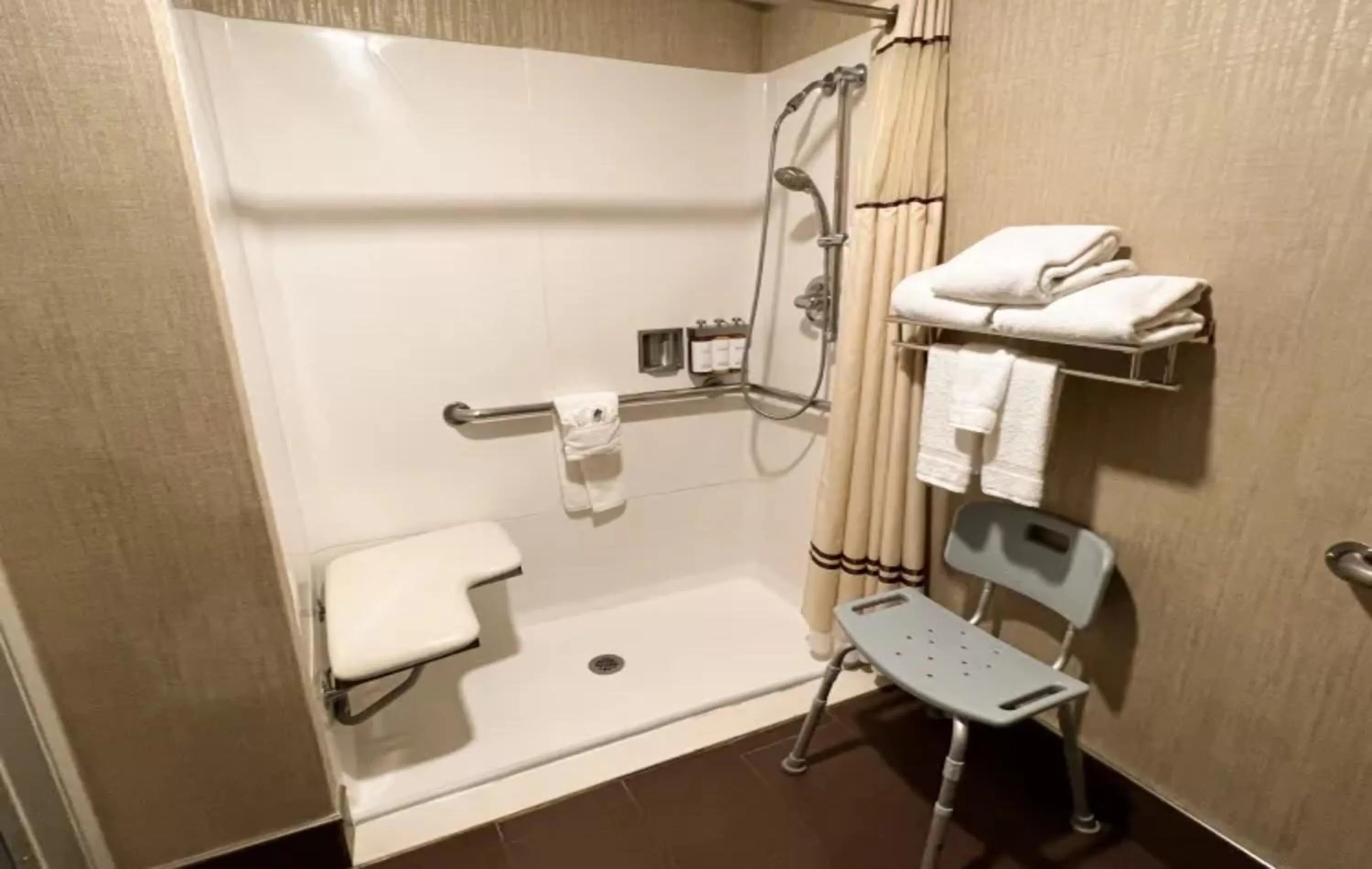 Shower in Empeiria High Sierra Hotel