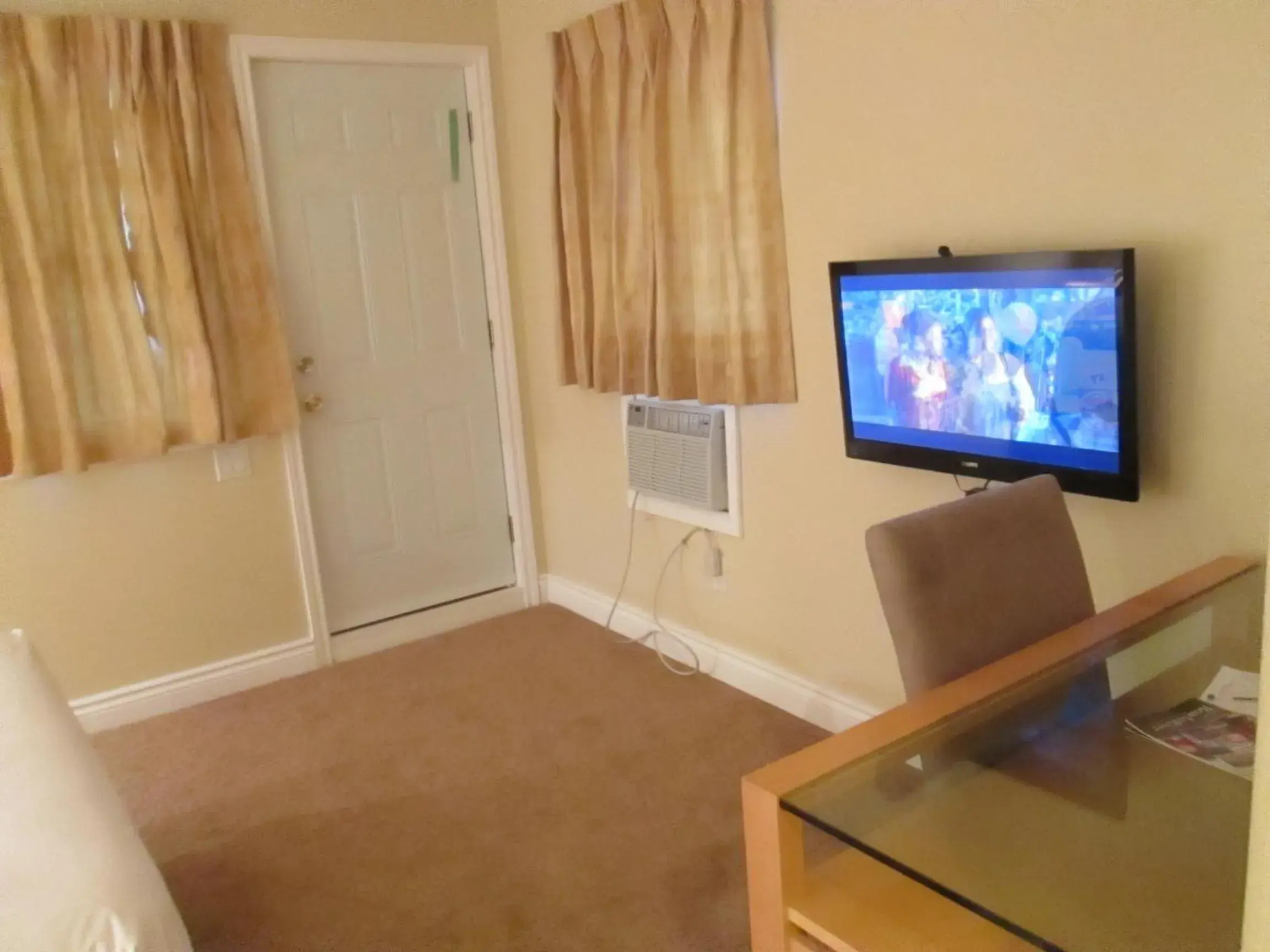 TV and multimedia, TV/Entertainment Center in Bayside Inn & Waterfront Suites