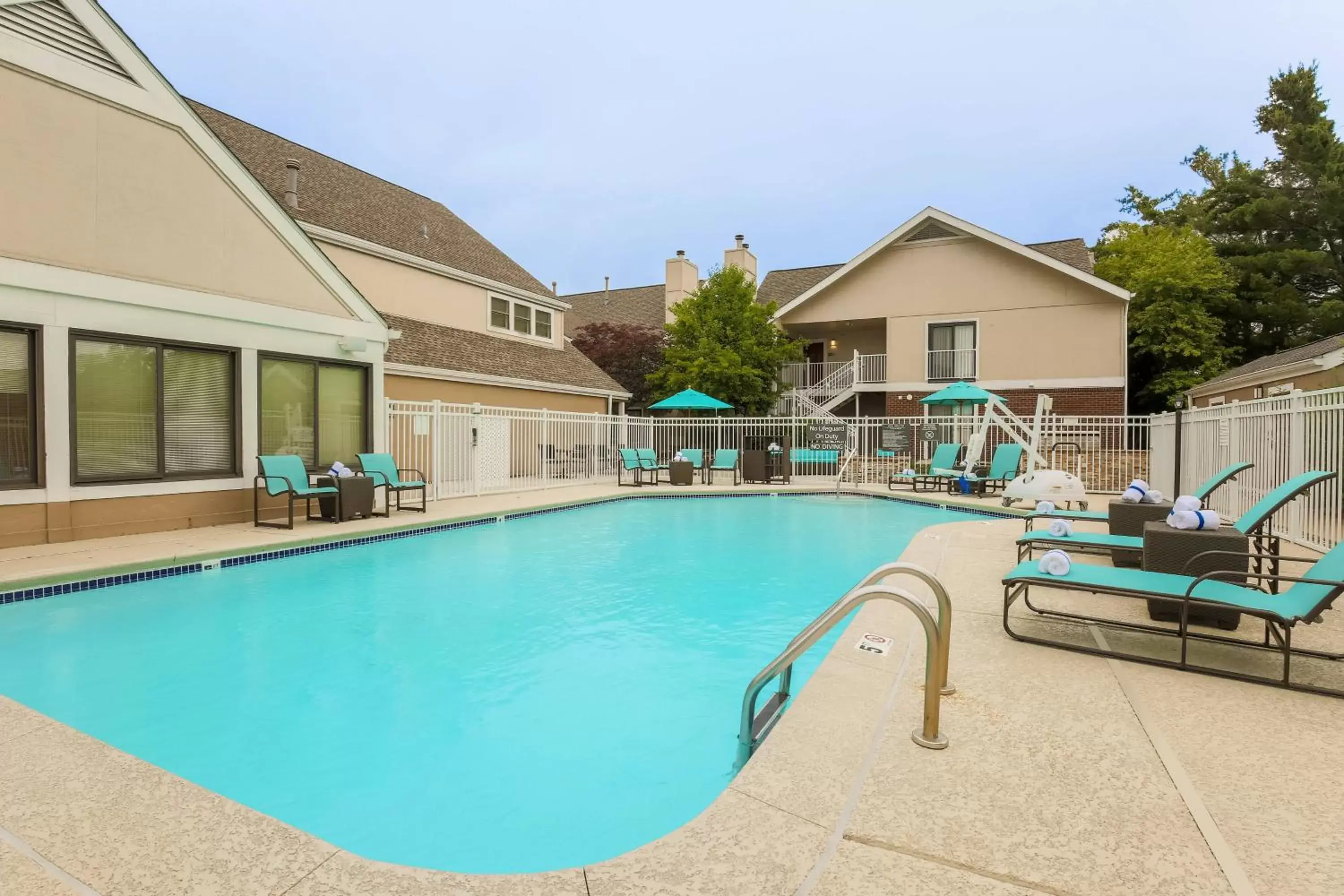 Swimming pool, Property Building in Residence Inn St. Louis Galleria