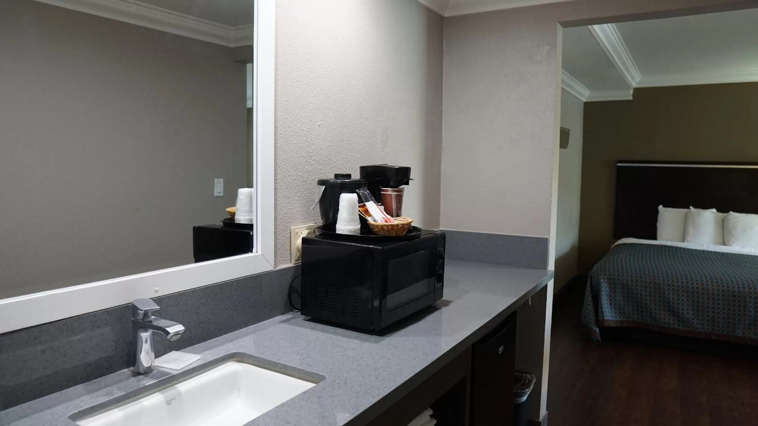 Bathroom, Bed in Hawthorne Plaza Inn Near LAX