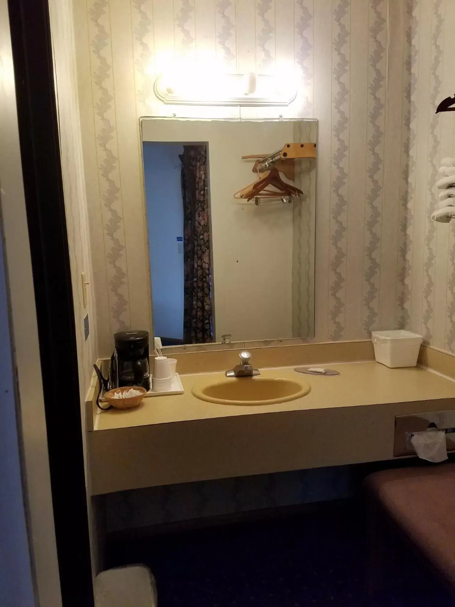 Bathroom in Great Lakes Inn Mackinaw City