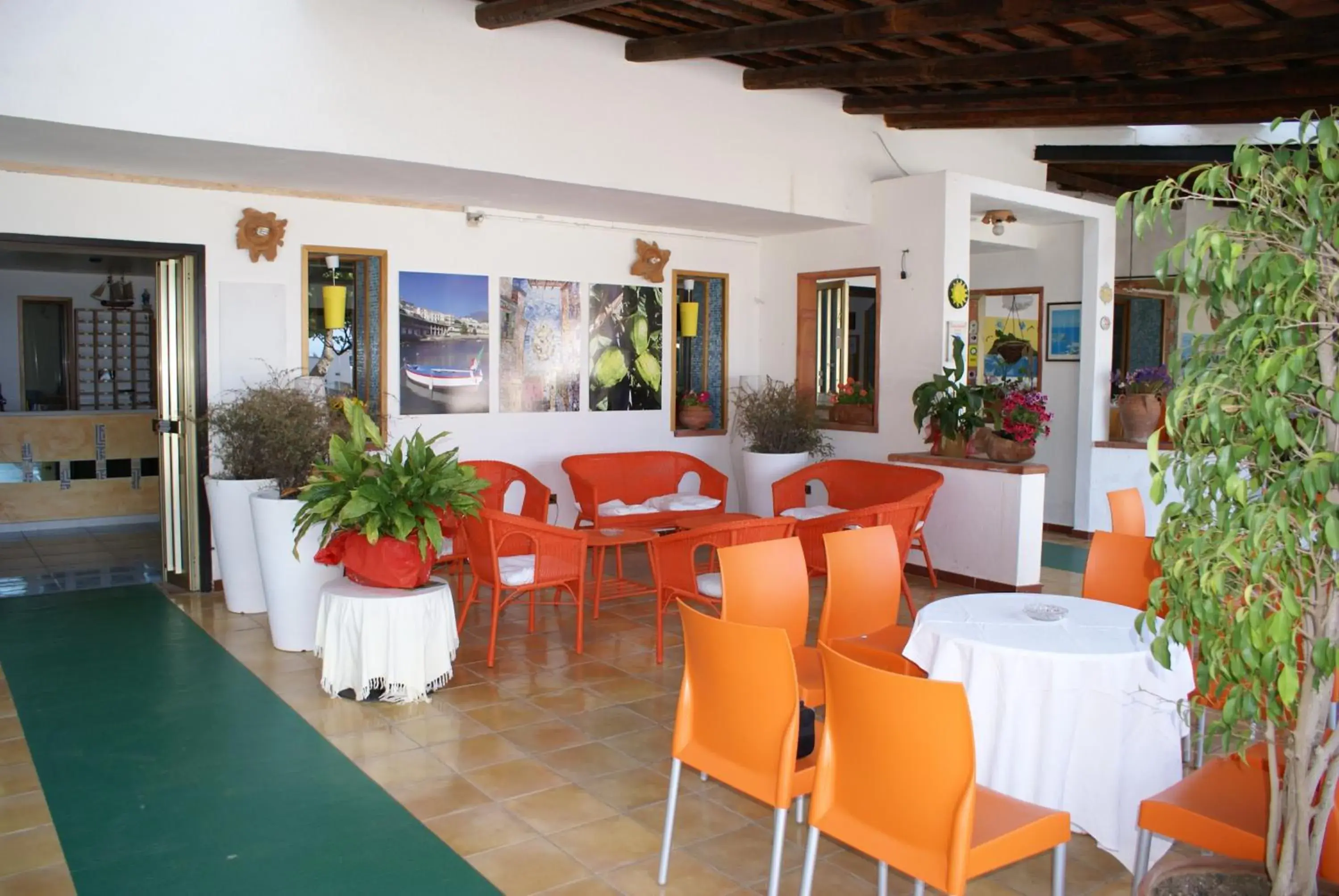 Restaurant/places to eat, Banquet Facilities in Hotel Cristina