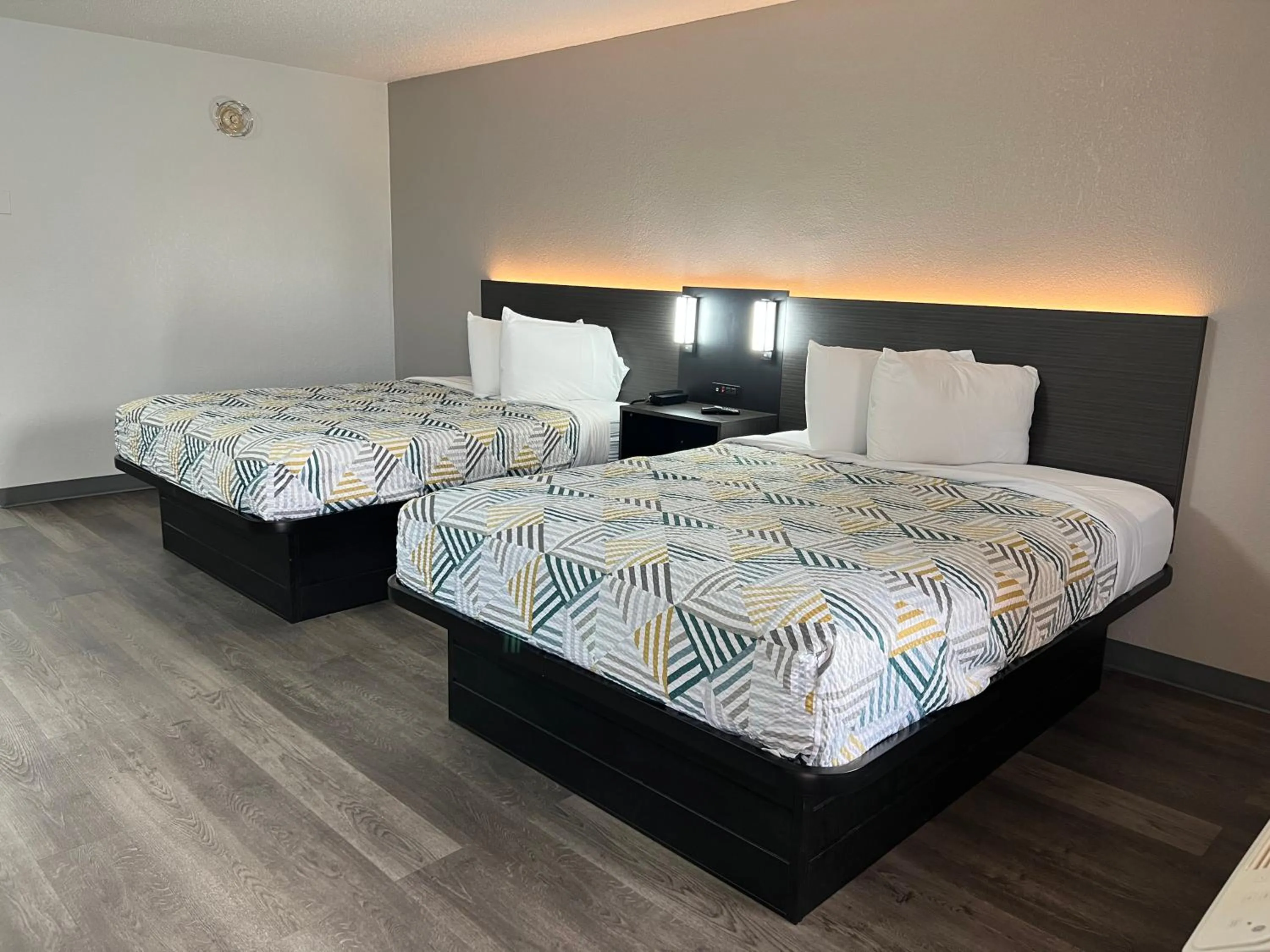 Double Room - Disability Access - Roll In Shower in Motel 6-Middleburg Heights, OH - Cleveland