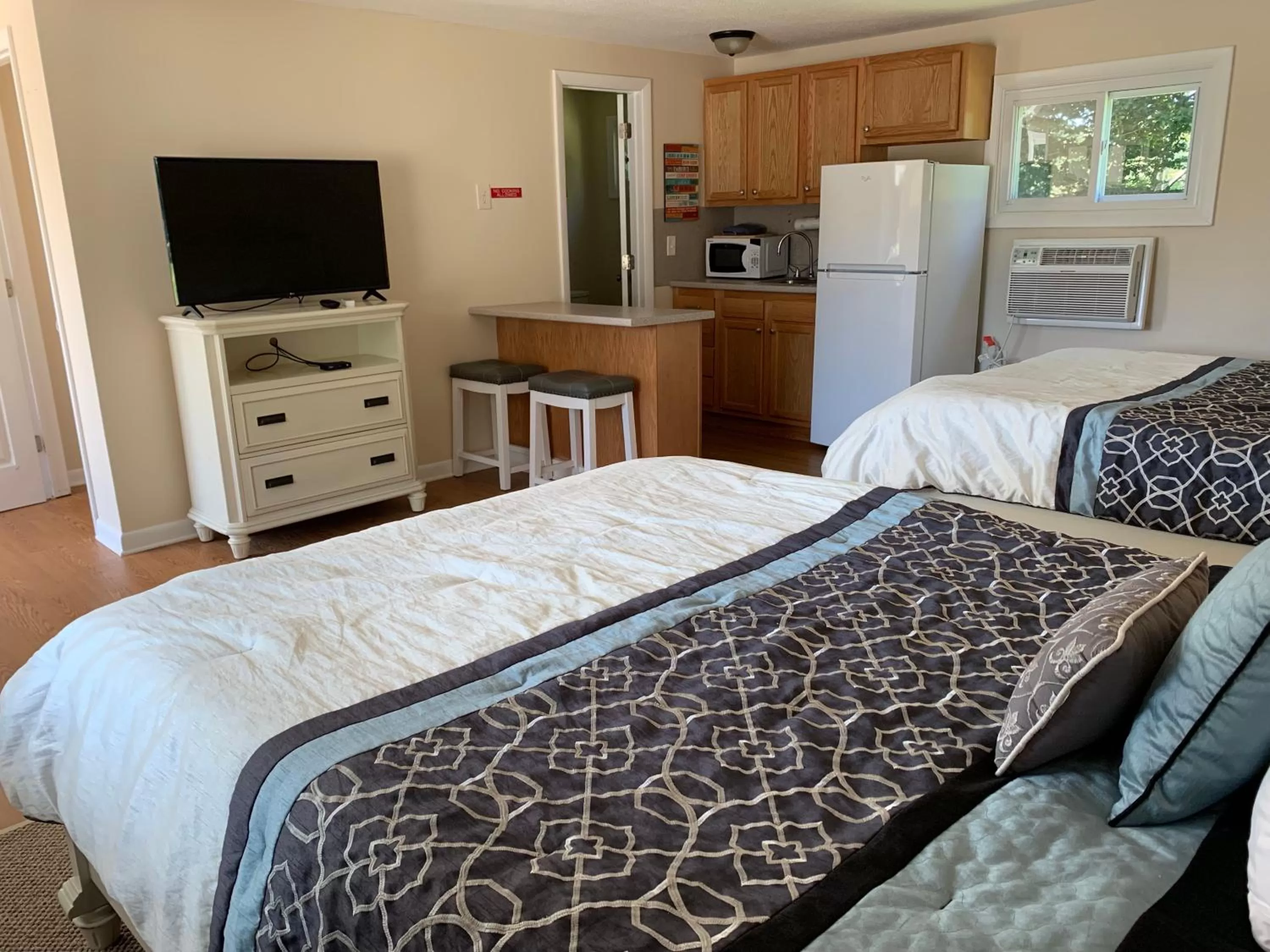 Bed in Shore Road Inn