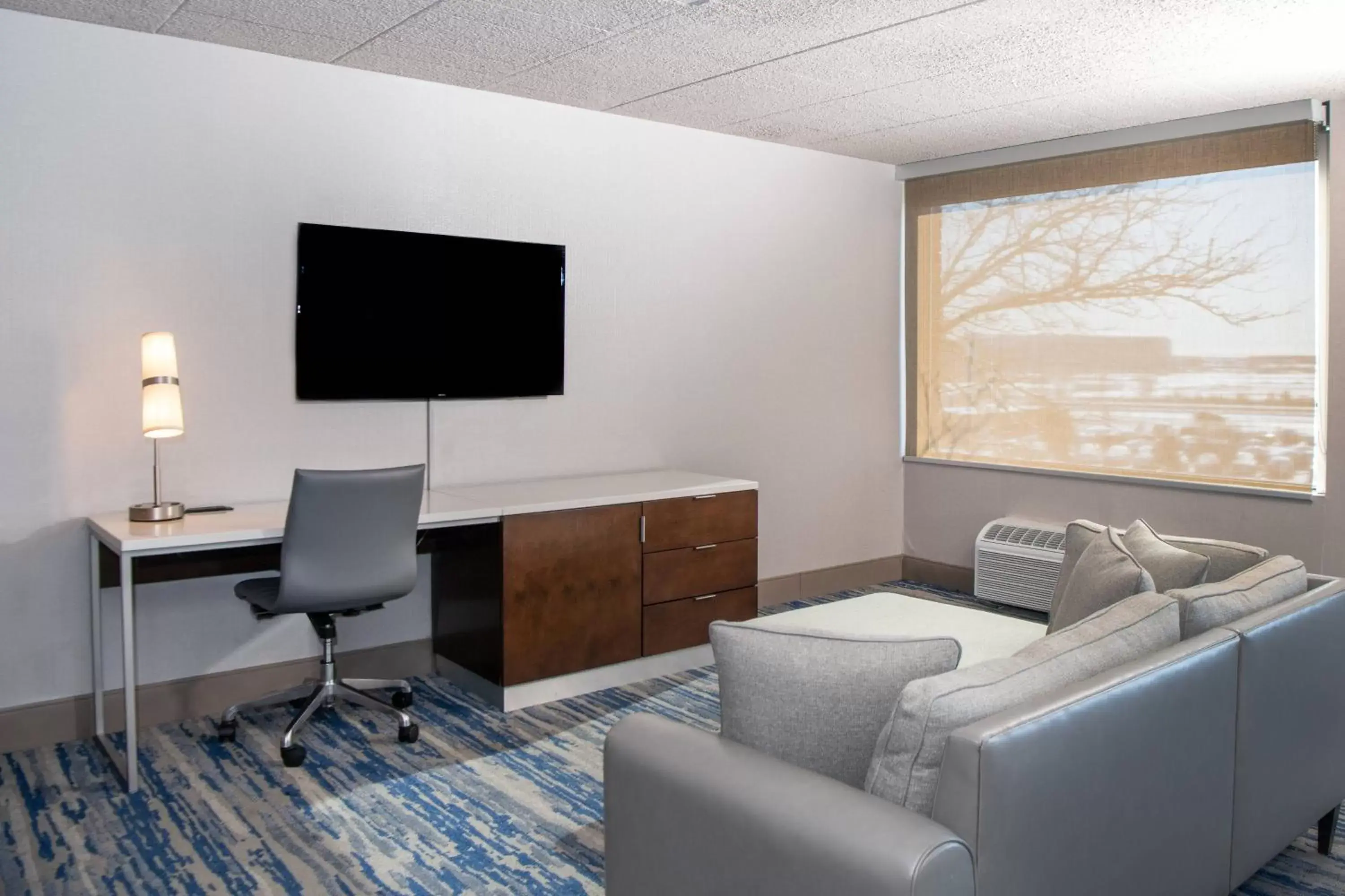 Living room, Seating Area in Delta Hotels by Marriott Detroit Metro Airport