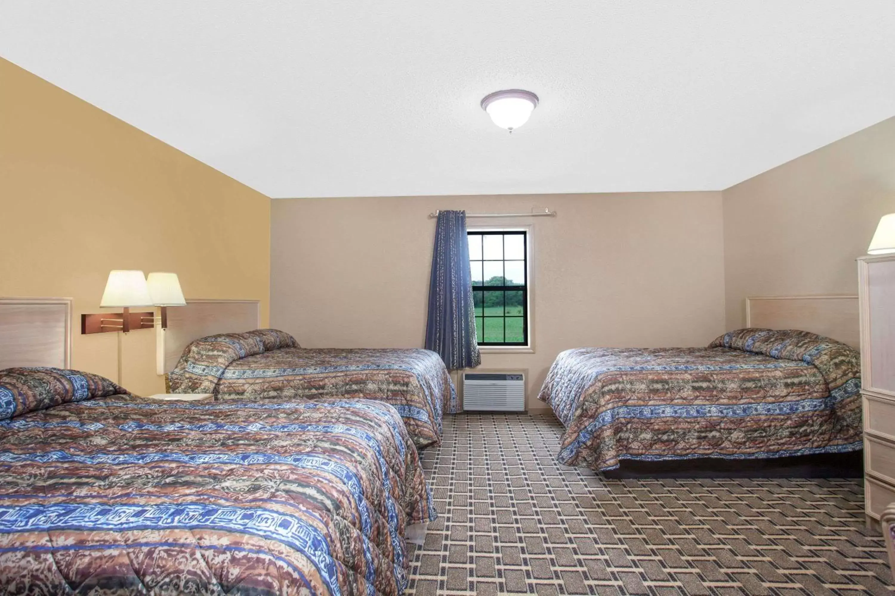 Photo of the whole room, Bed in Knights Inn Wildersville