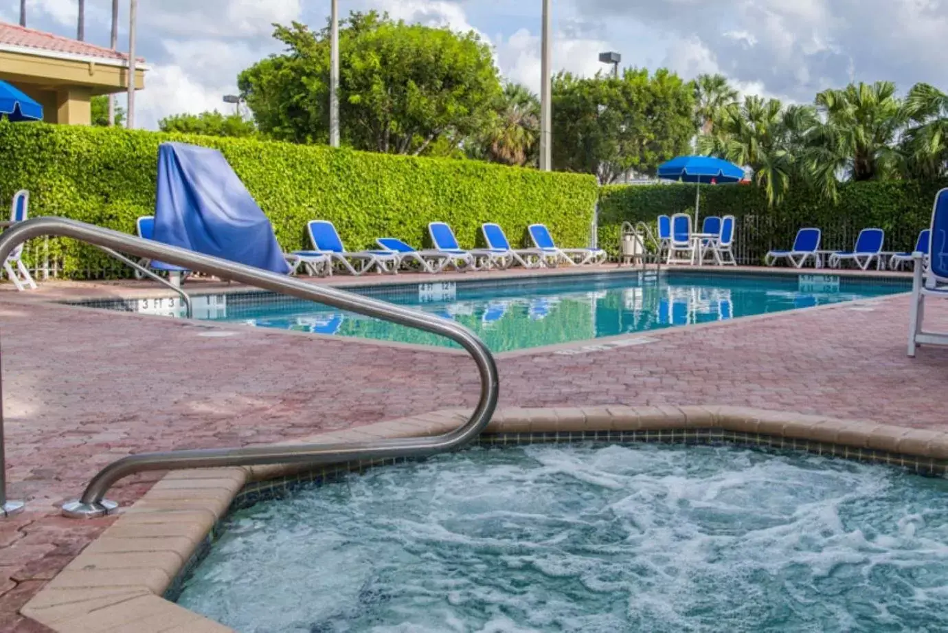 Natural landscape, Swimming Pool in Comfort Suites Miami