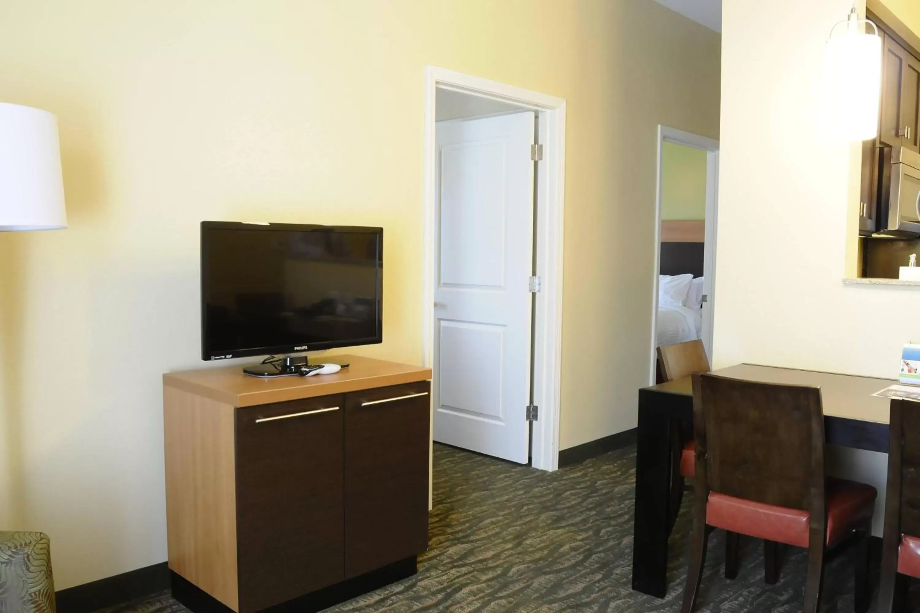 Bedroom, TV/Entertainment Center in TownePlace Suites Redding