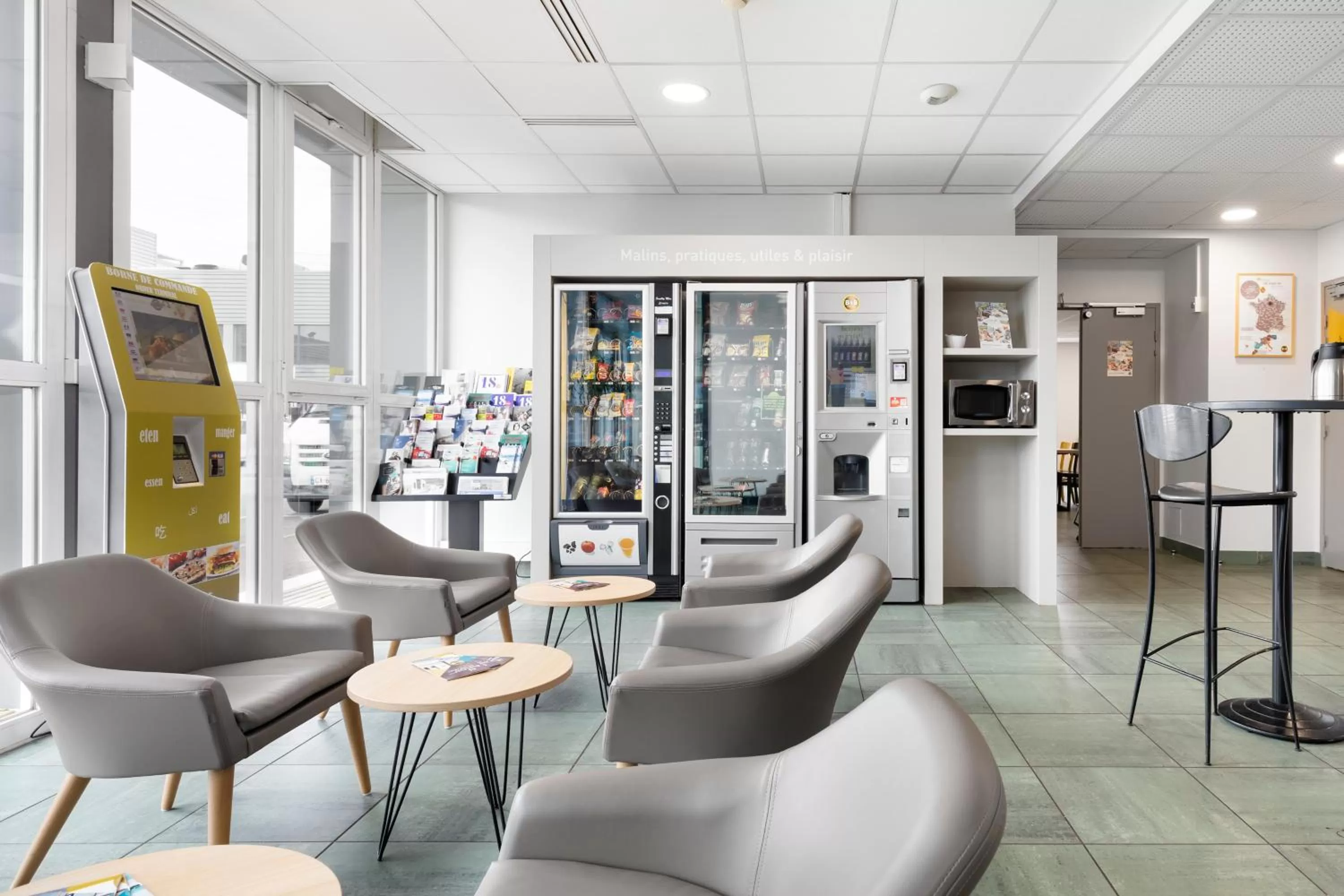 Lobby or reception in B&B HOTEL Lyon Vénissieux