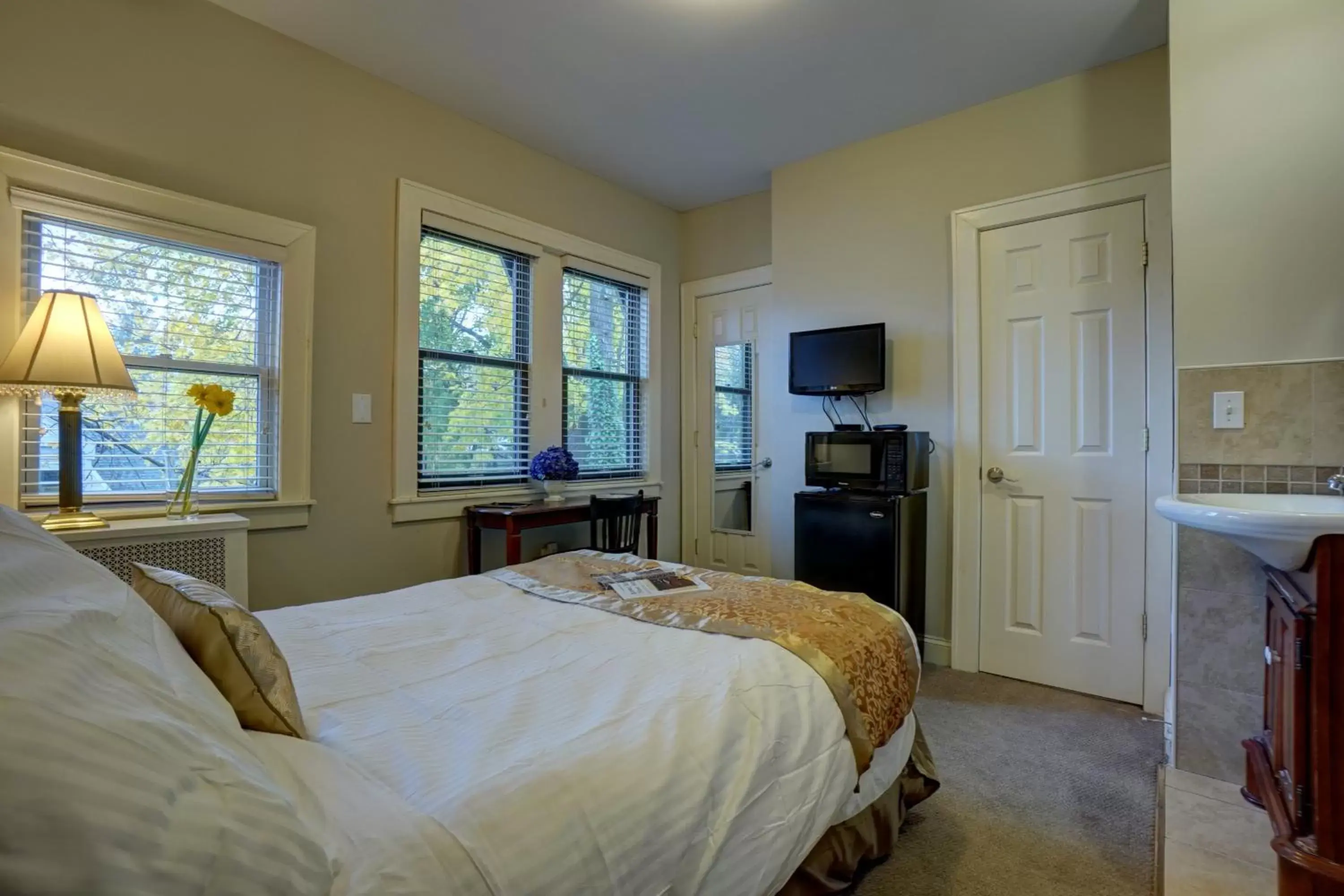 Bed in DeBary Inn