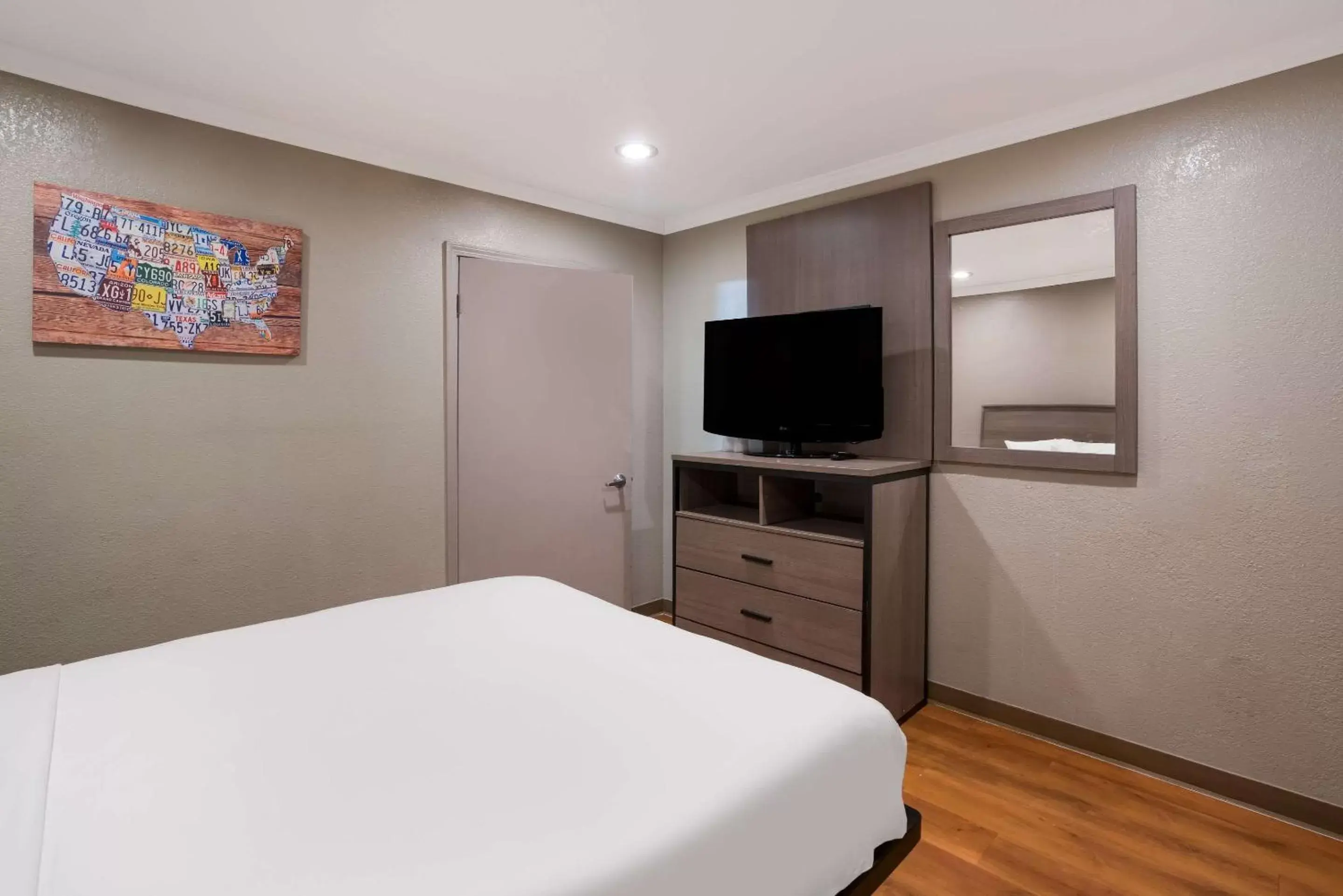 Bedroom, TV/Entertainment Center in Econo Lodge