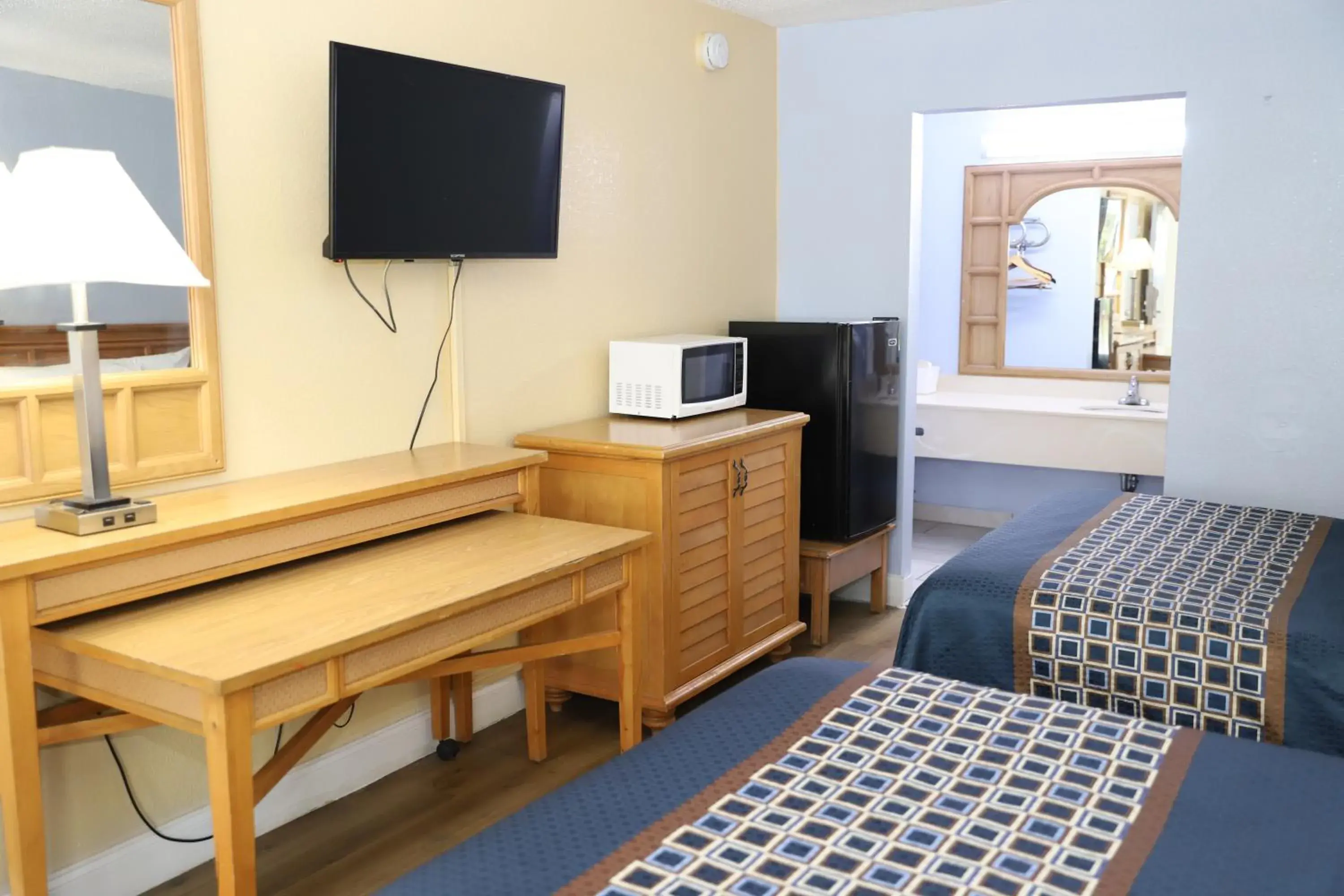 hair dresser, TV/Entertainment Center in Travelodge by Wyndham Florence