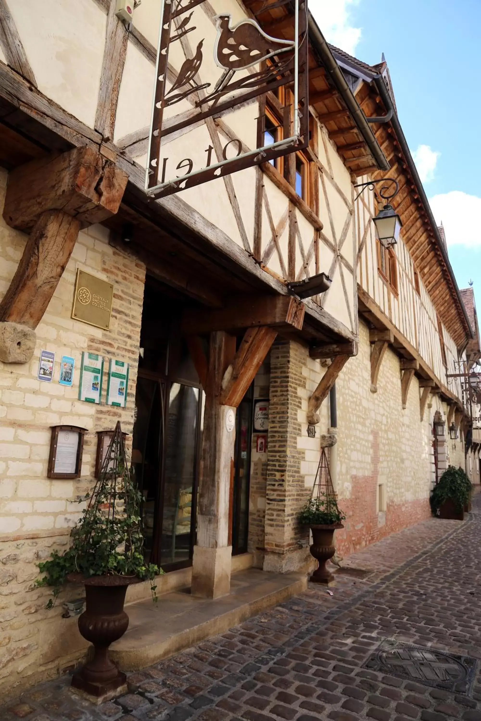 Facade/entrance in Le Champ des Oiseaux & Spa