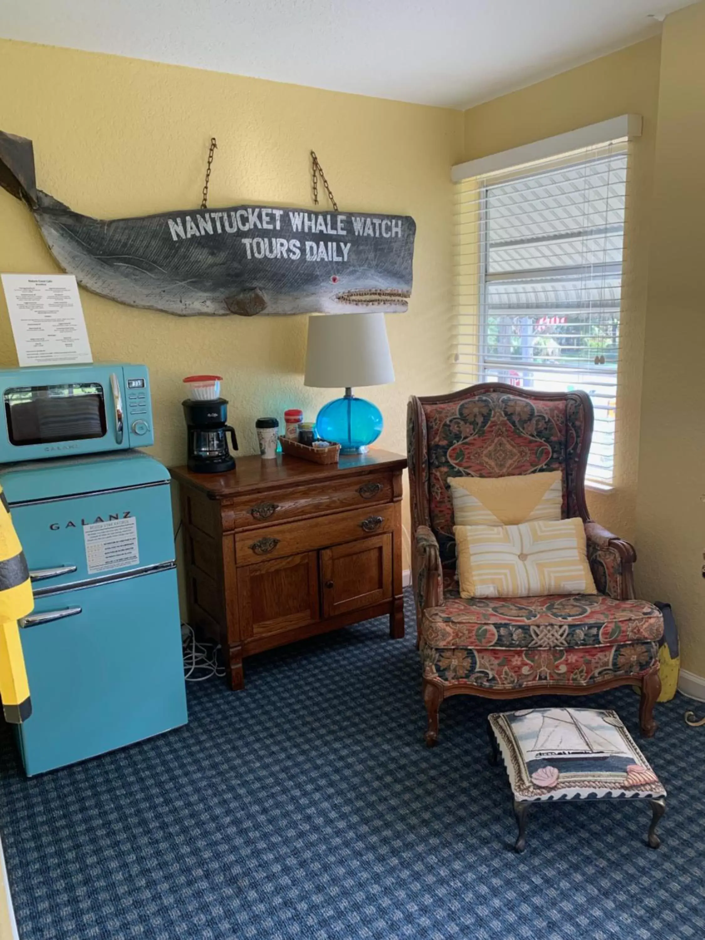 Seating area, Kitchen/Kitchenette in Nature Coast Inn & Cottages