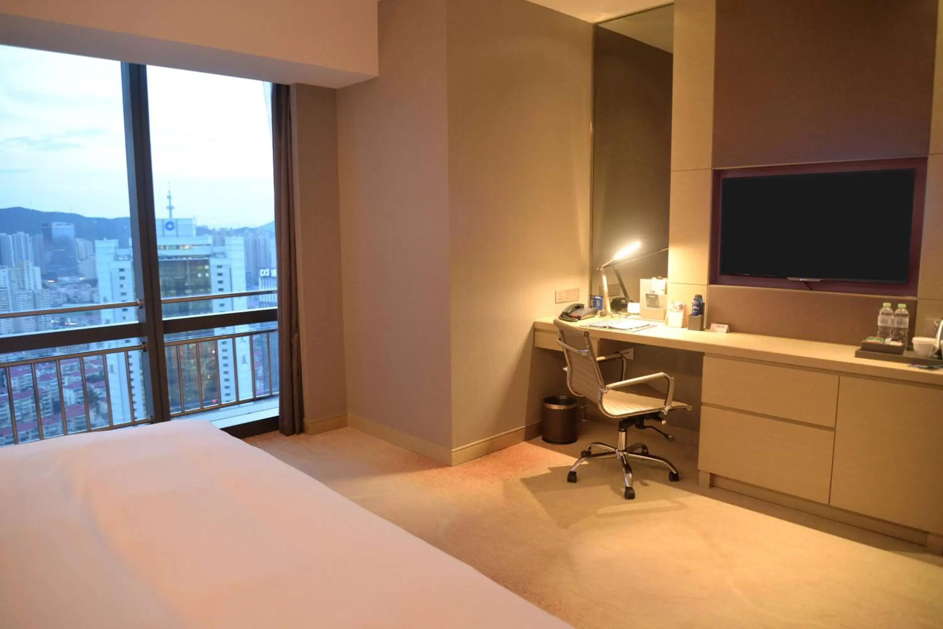 Bedroom, TV/Entertainment Center in Hilton Yantai