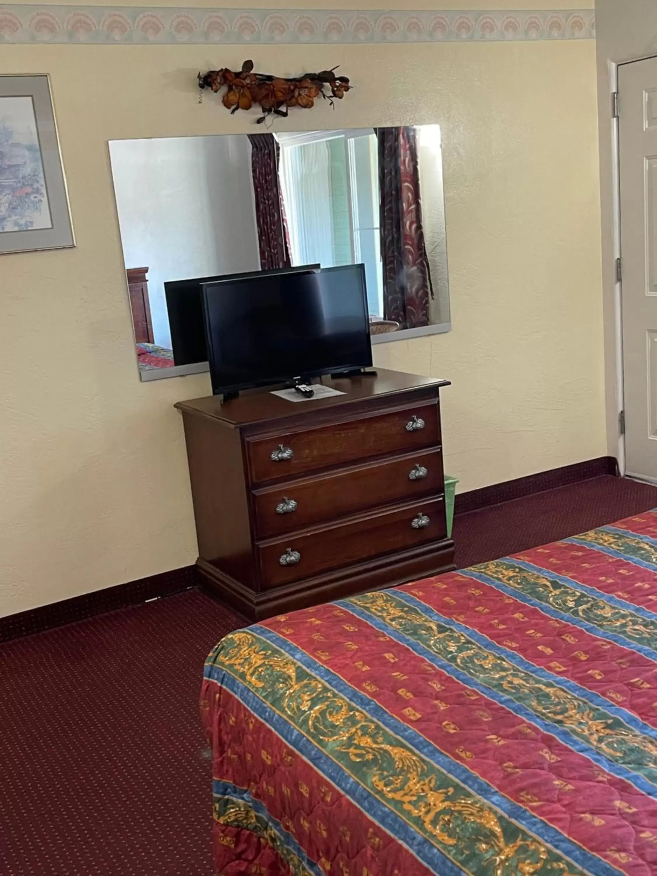 TV and multimedia, TV/Entertainment Center in Villa West Motel