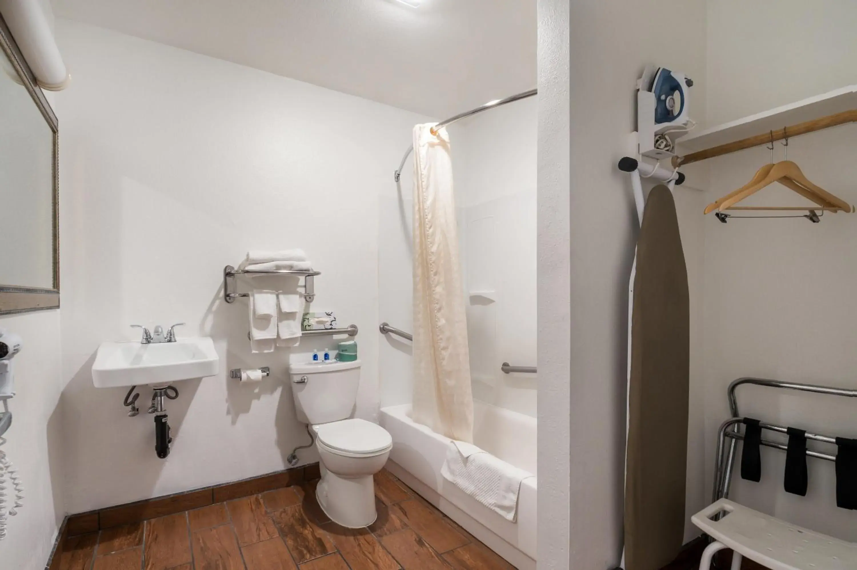 Bathroom in Rodeway Inn & Suites Hwy 217 & 26 W