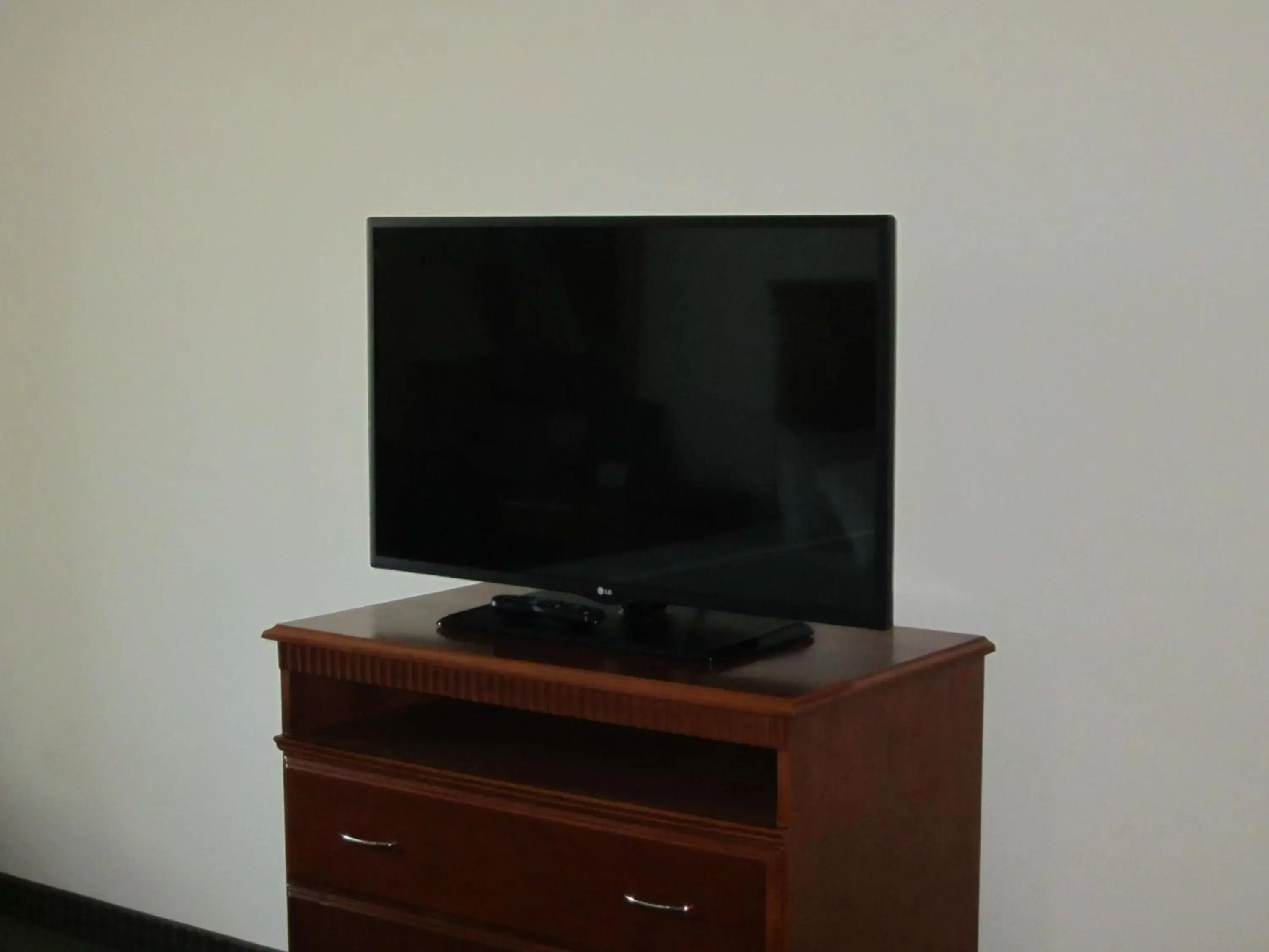 Photo of the whole room, TV/Entertainment Center in Best Western Plus Lake Elsinore Inn & Suites